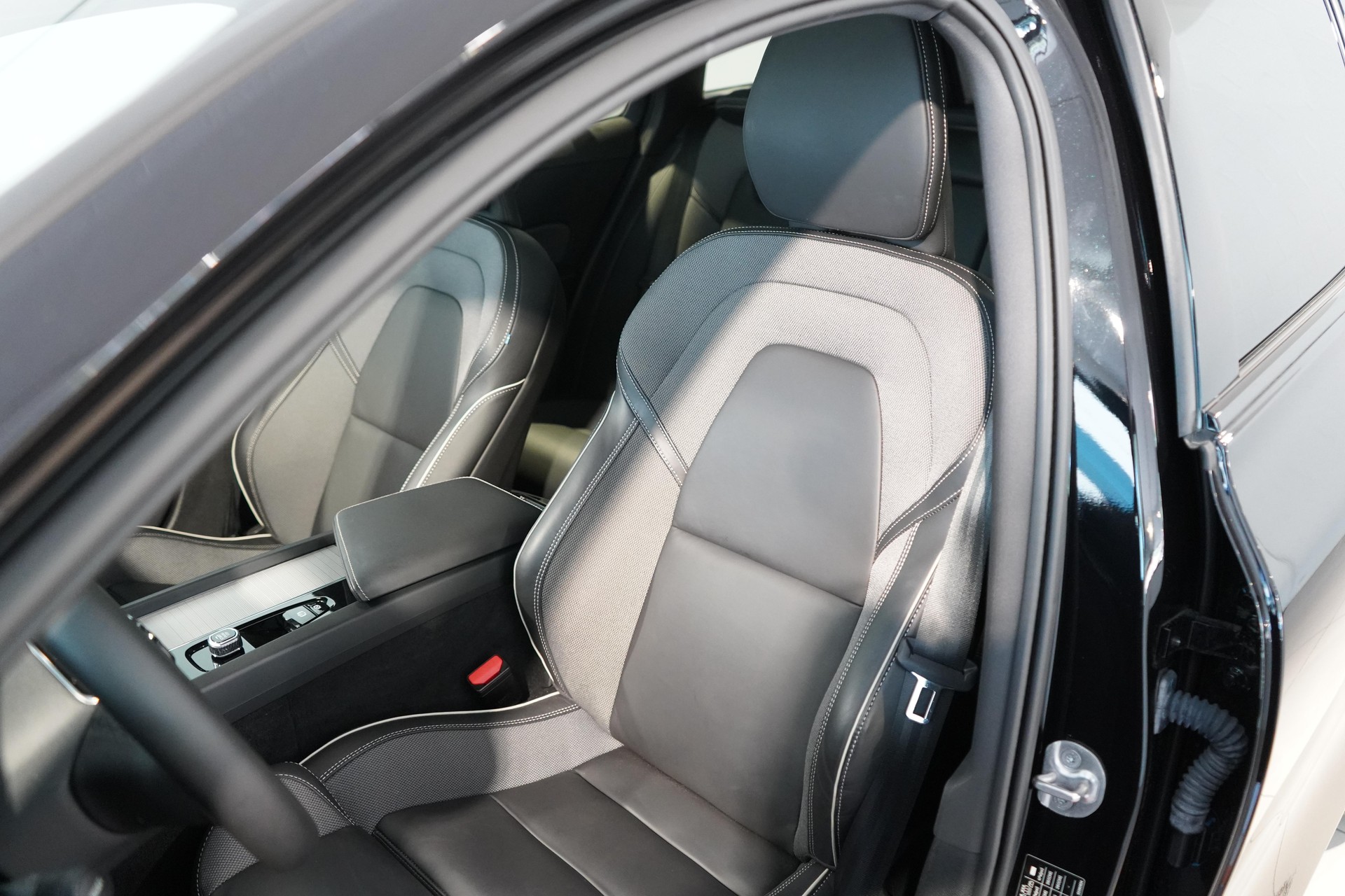 VOLVO V60 2.0 B4 Ultimate Dark-image-5