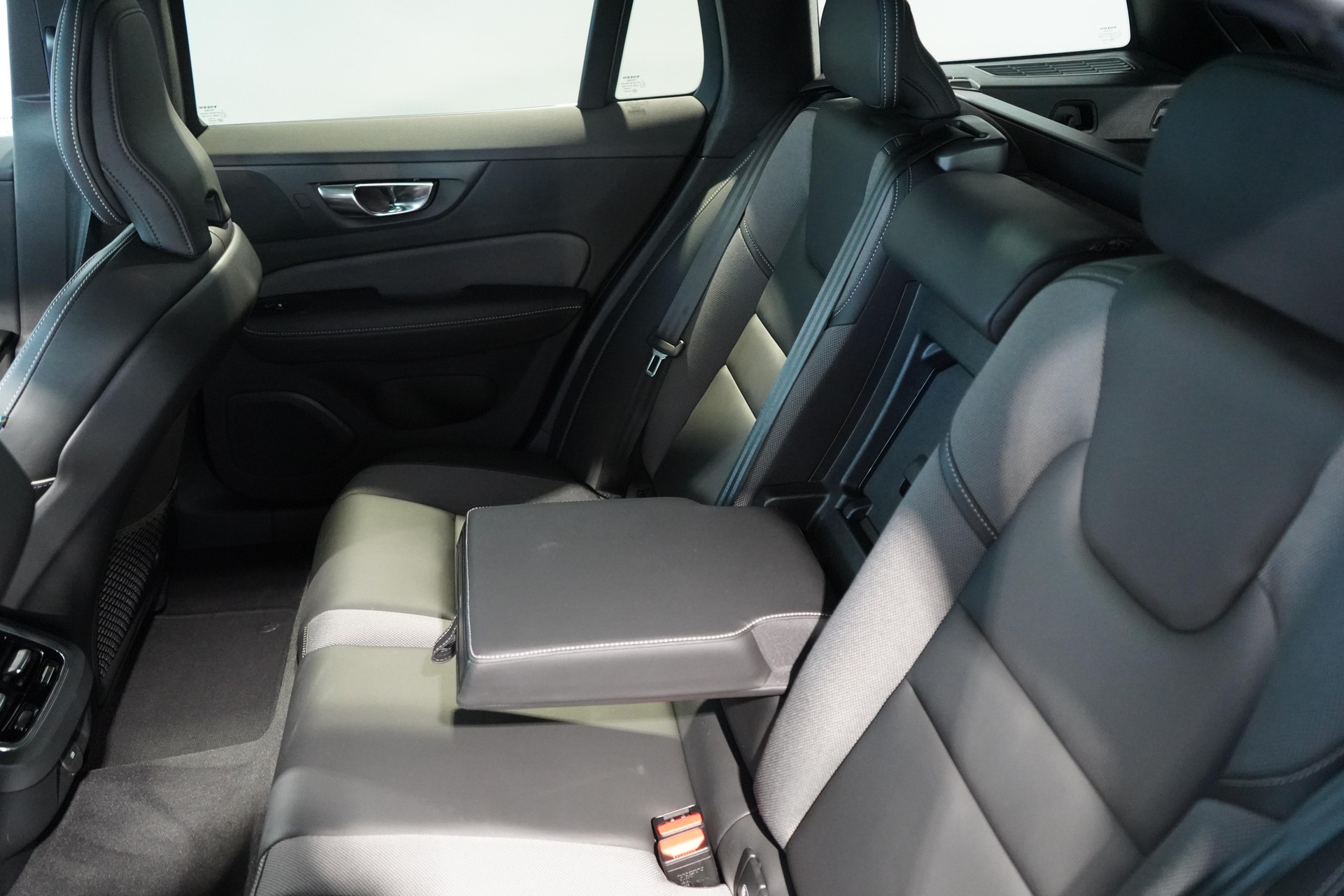 VOLVO V60 2.0 B4 Ultimate Dark-image-17