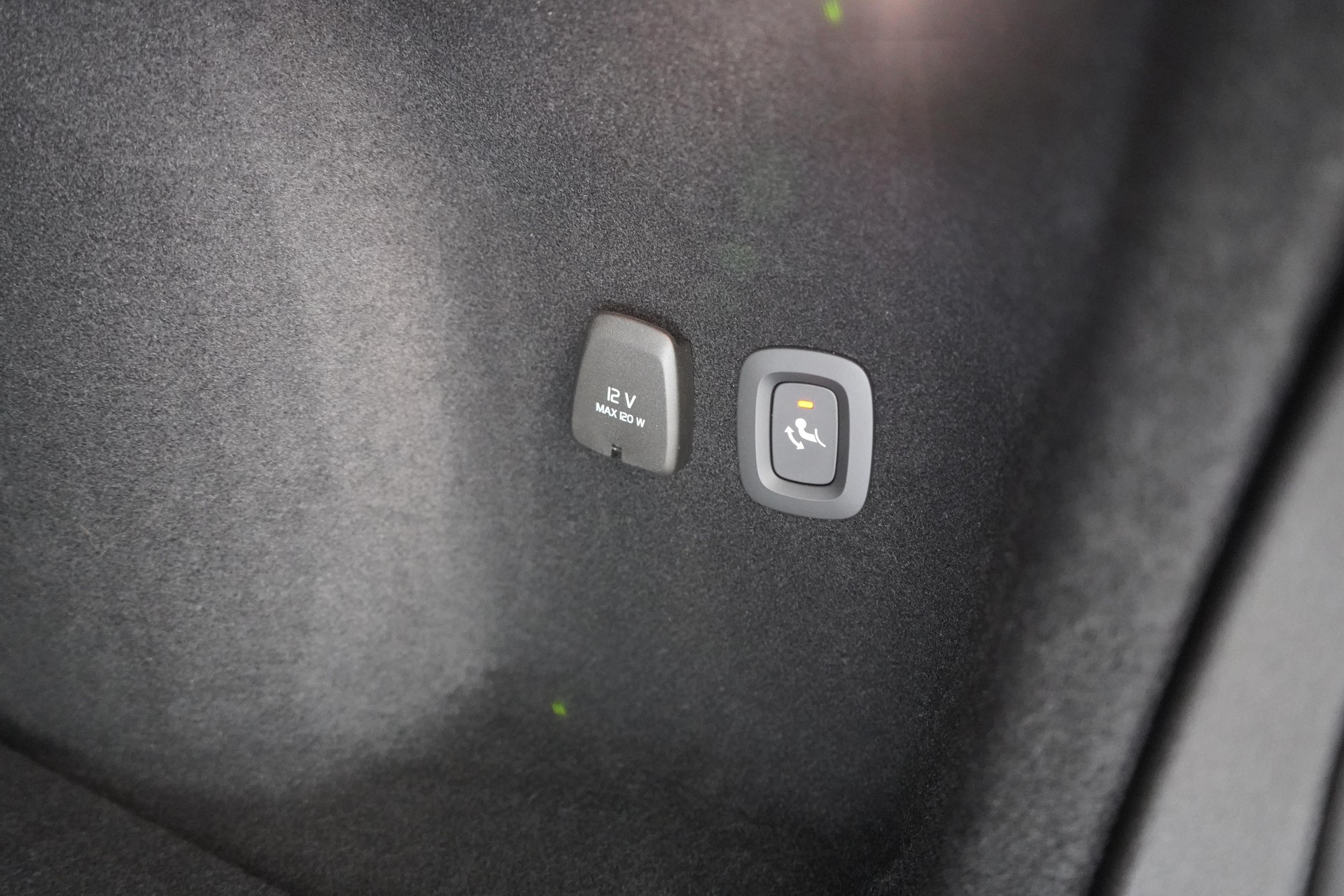 VOLVO V60 2.0 B4 Ultimate Dark-image-14