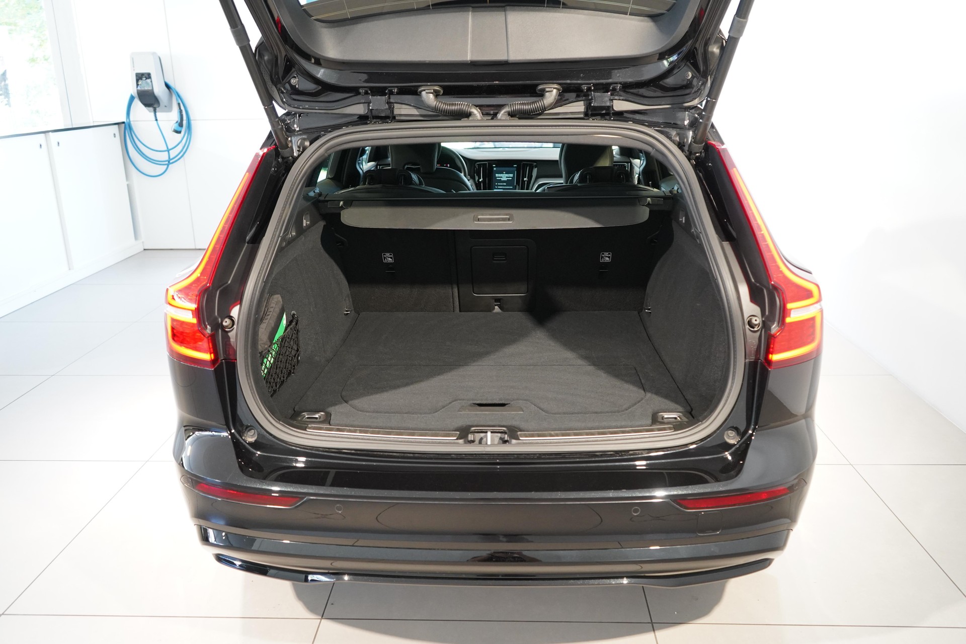 VOLVO V60 2.0 B4 Ultimate Dark-image-4