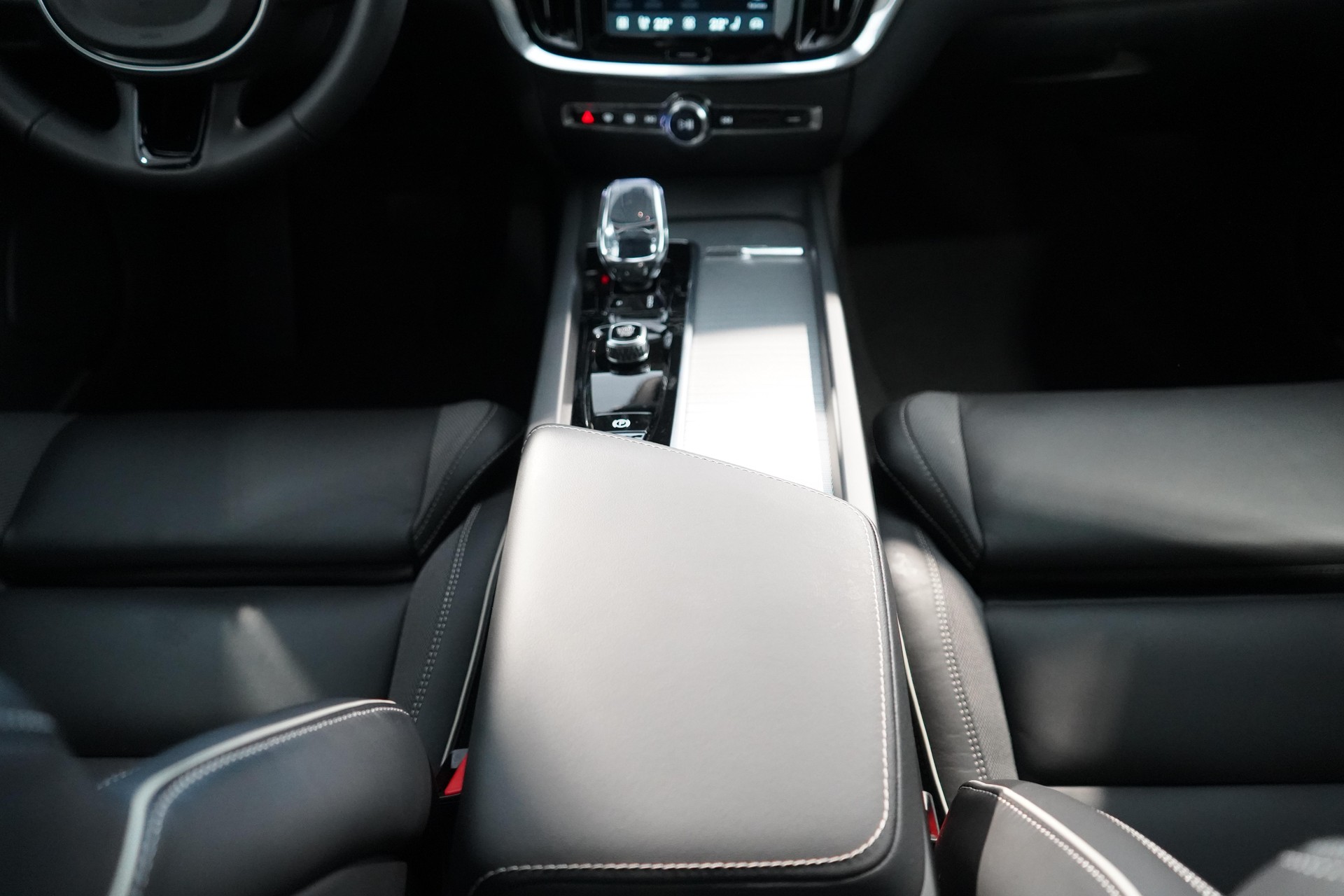 VOLVO V60 2.0 B4 Ultimate Dark-image-12
