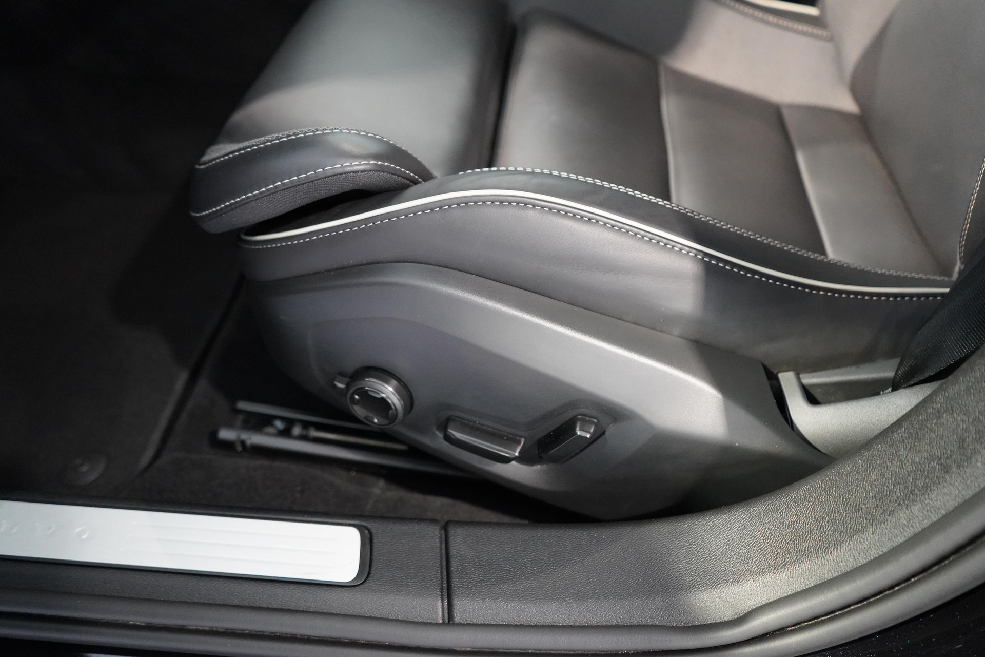 VOLVO V60 2.0 B4 Ultimate Dark-image-19