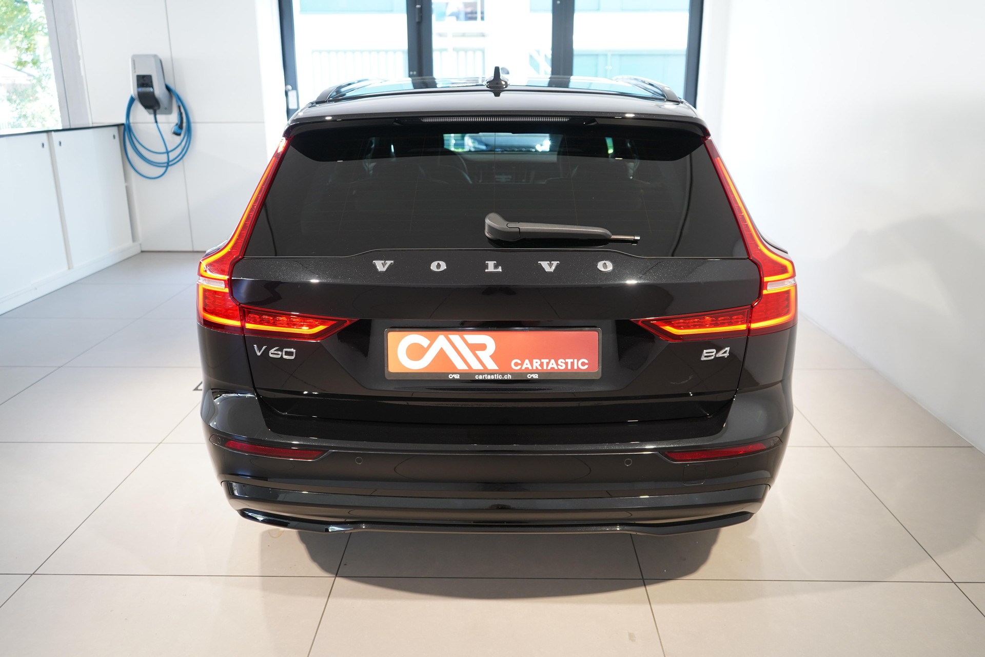 VOLVO V60 2.0 B4 Ultimate Dark-image-3