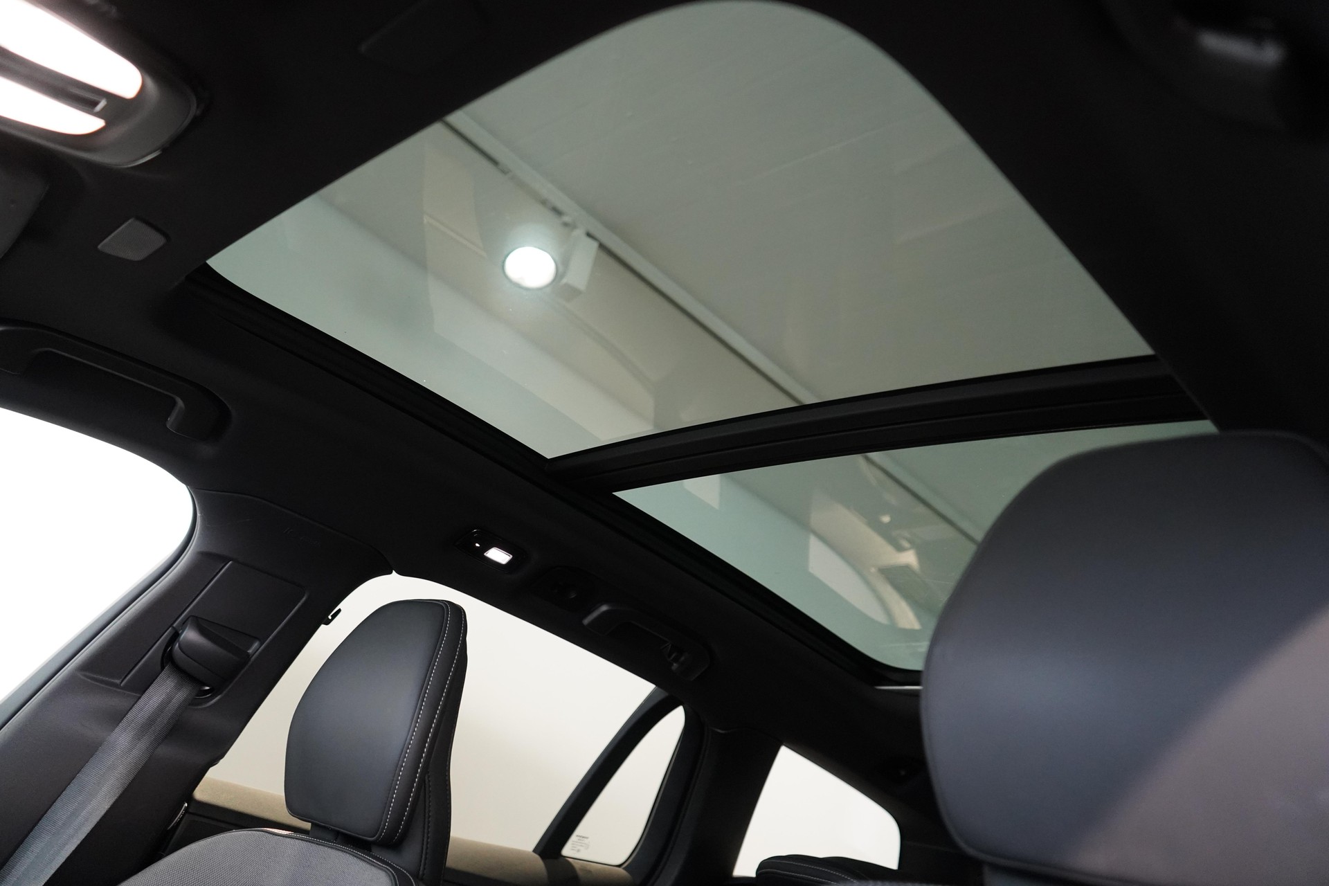 VOLVO V60 2.0 B4 Ultimate Dark-image-15