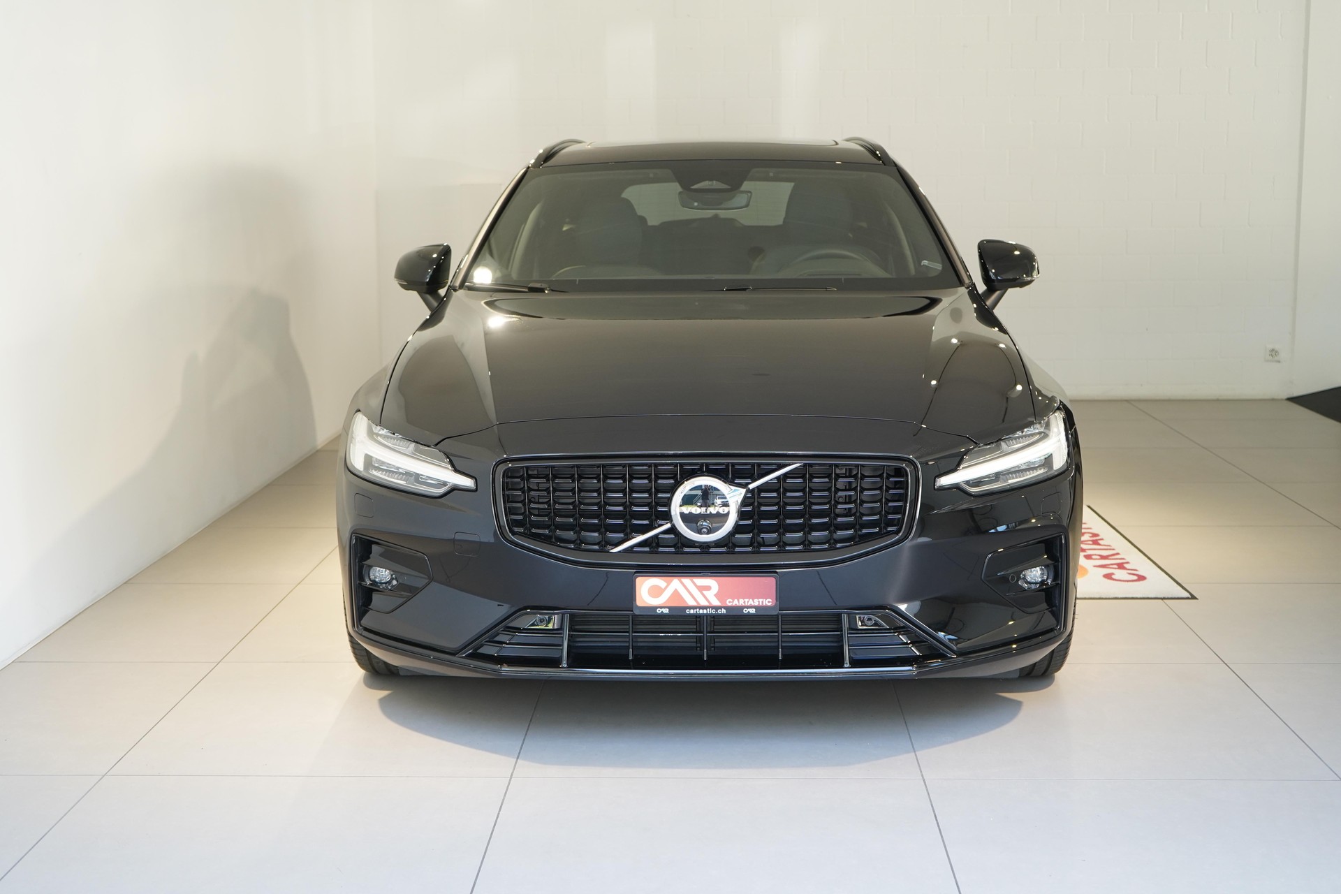 VOLVO V60 2.0 B4 Ultimate Dark-image-1
