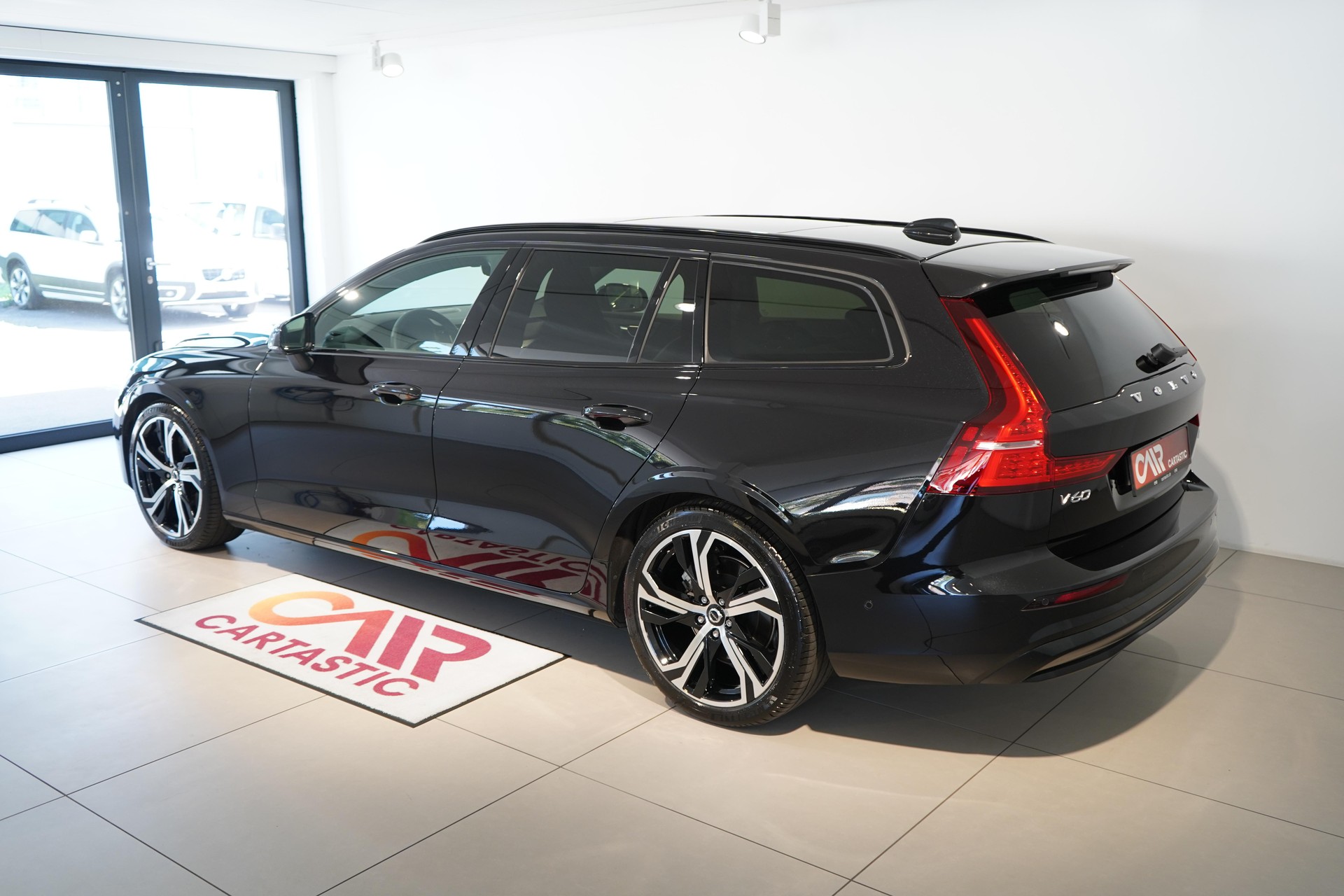 VOLVO V60 2.0 B4 Ultimate Dark-image-2