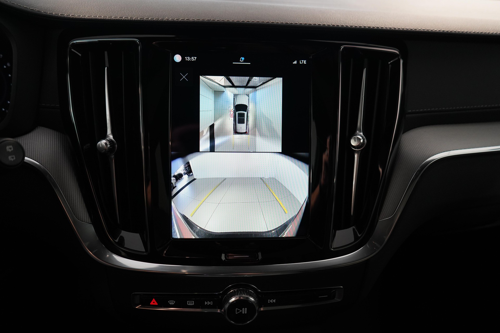 VOLVO V60 2.0 B4 Ultimate Dark-image-10