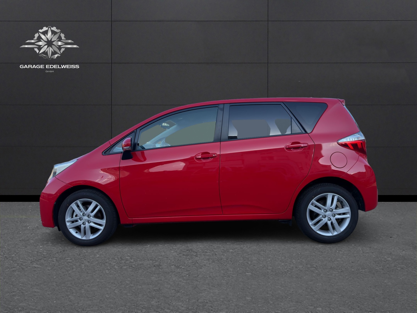 TOYOTA Verso-S 1.33 Linea Sol Multidrive S-showroom-element-1