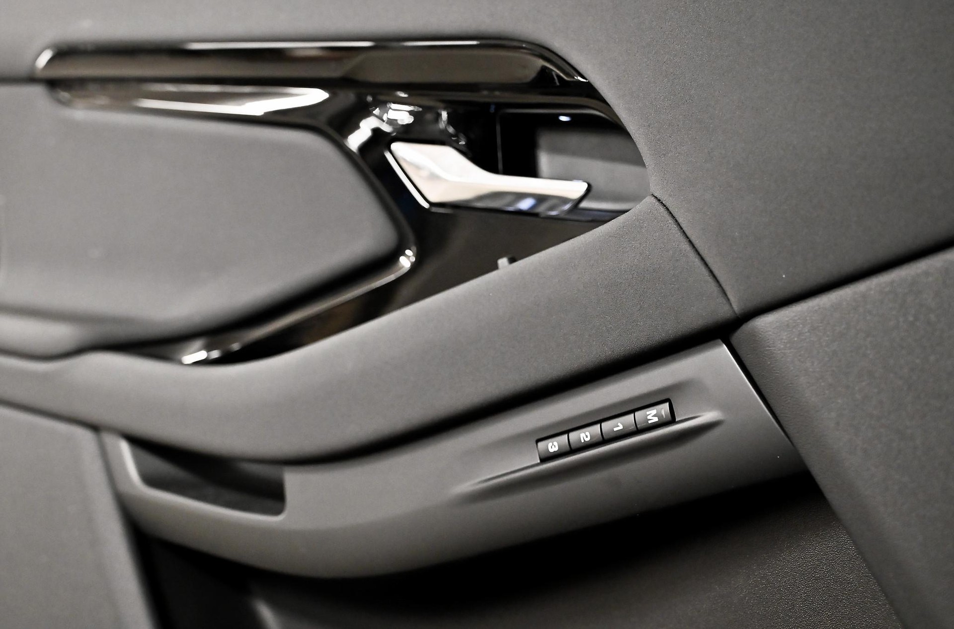 LAND ROVER Range Rover Evoque 1.5 T 270e S-image-13