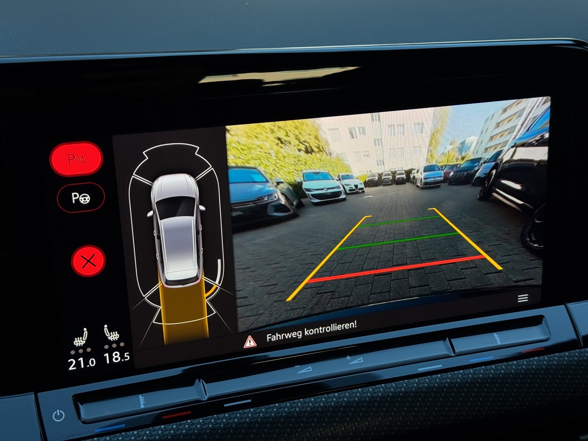 VW Golf Variant 1.5 eTSI mHEV R-Line "AHK-Matrix-RF.-Kamera-Navi"-image-17