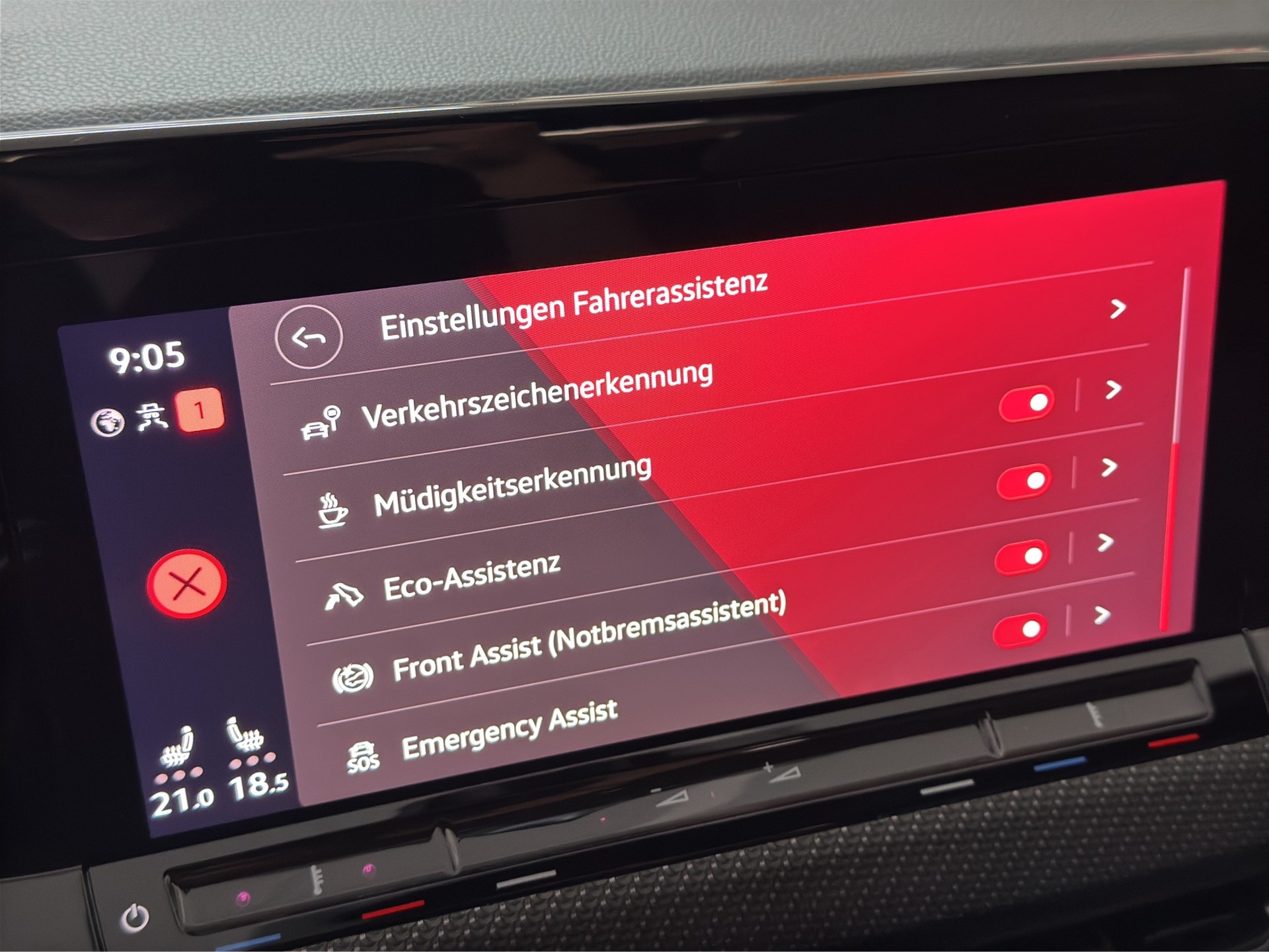 VW Golf Variant 1.5 eTSI mHEV R-Line "AHK-Matrix-RF.-Kamera-Navi"-image-22