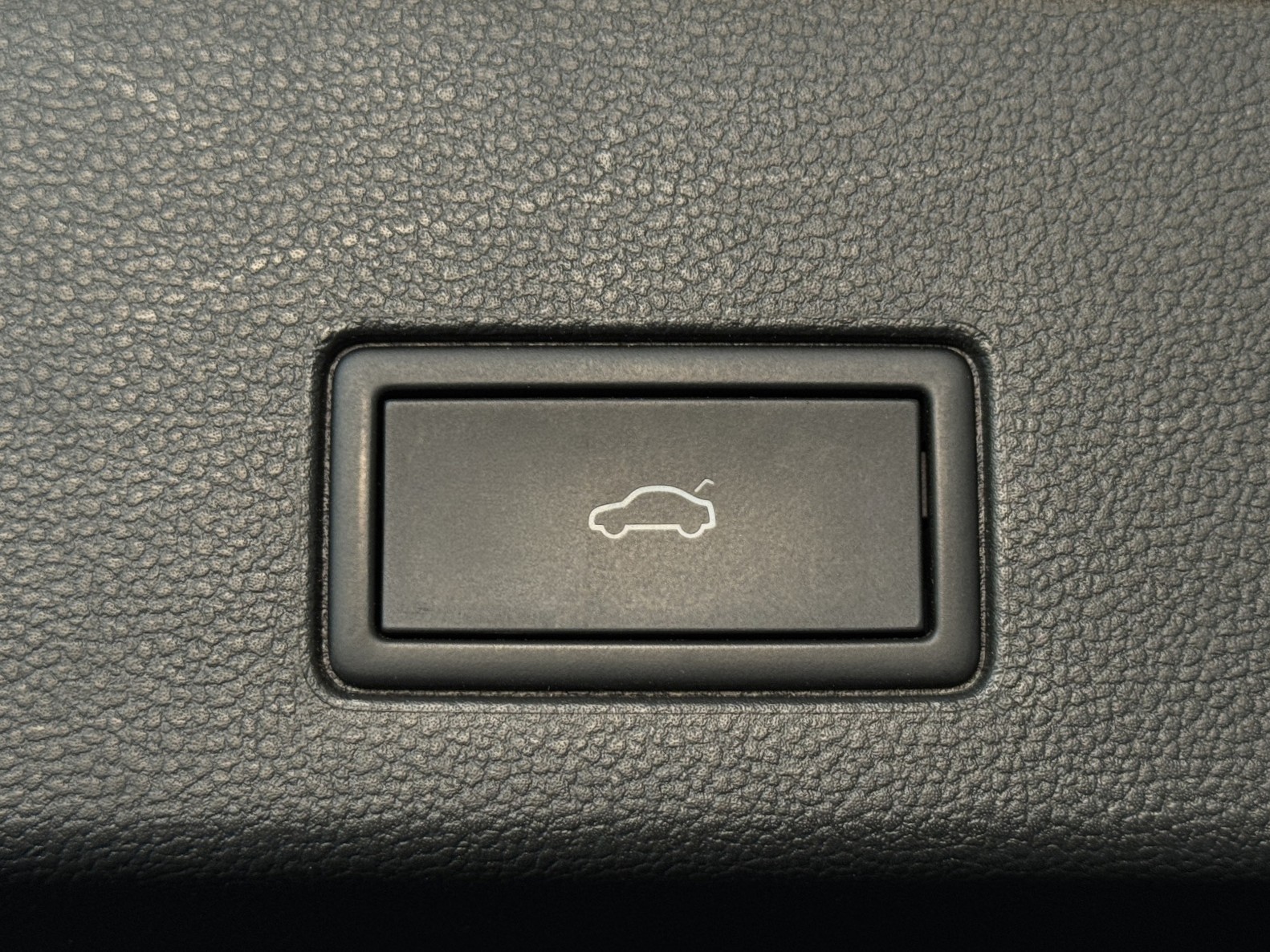 VW Golf Variant 1.5 eTSI mHEV R-Line "AHK-Matrix-RF.-Kamera-Navi"-image-24