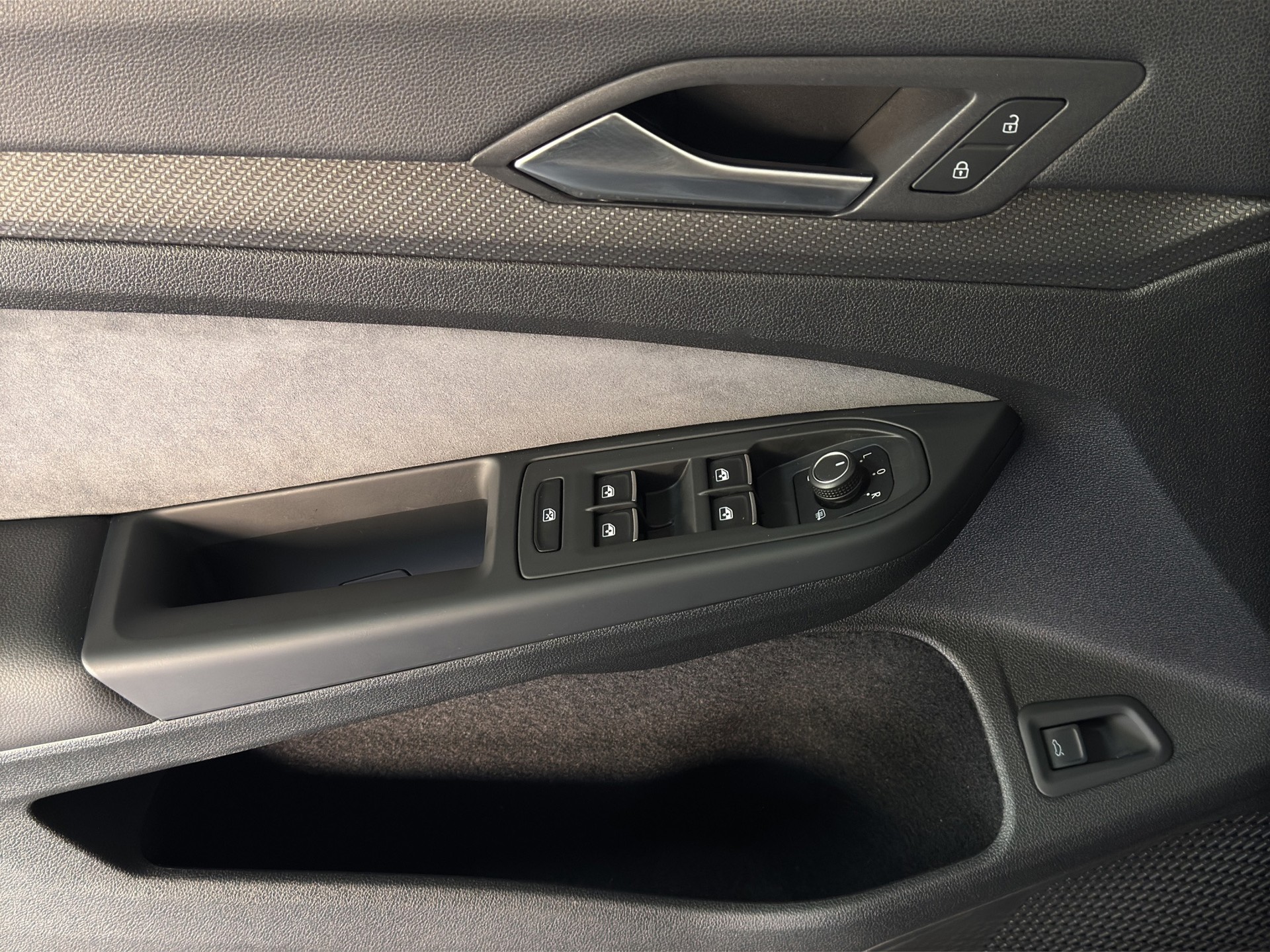 VW Golf Variant 1.5 eTSI mHEV R-Line "AHK-Matrix-RF.-Kamera-Navi"-image-8