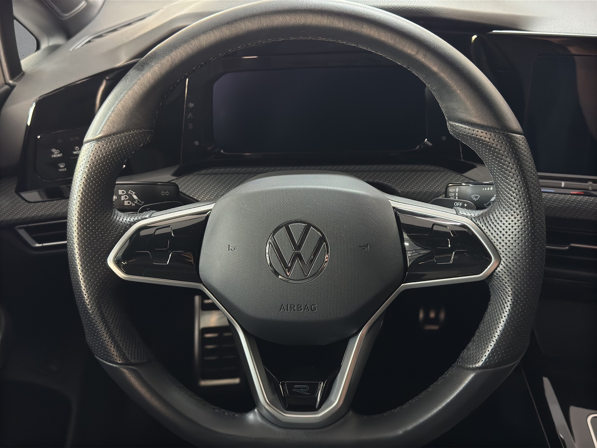 VW Golf Variant 1.5 eTSI mHEV R-Line "AHK-Matrix-RF.-Kamera-Navi"-image-12