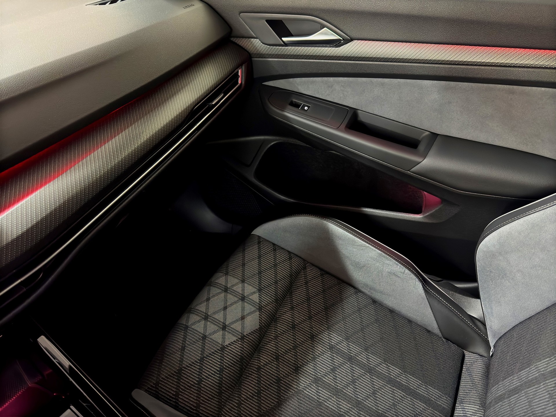 VW Golf Variant 1.5 eTSI mHEV R-Line "AHK-Matrix-RF.-Kamera-Navi"-image-19