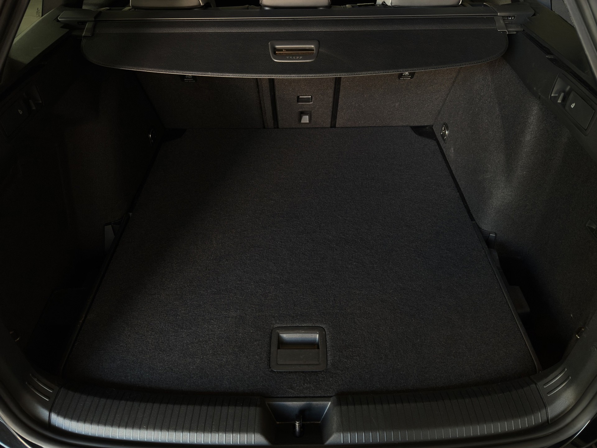 VW Golf Variant 1.5 eTSI mHEV R-Line "AHK-Matrix-RF.-Kamera-Navi"-image-23
