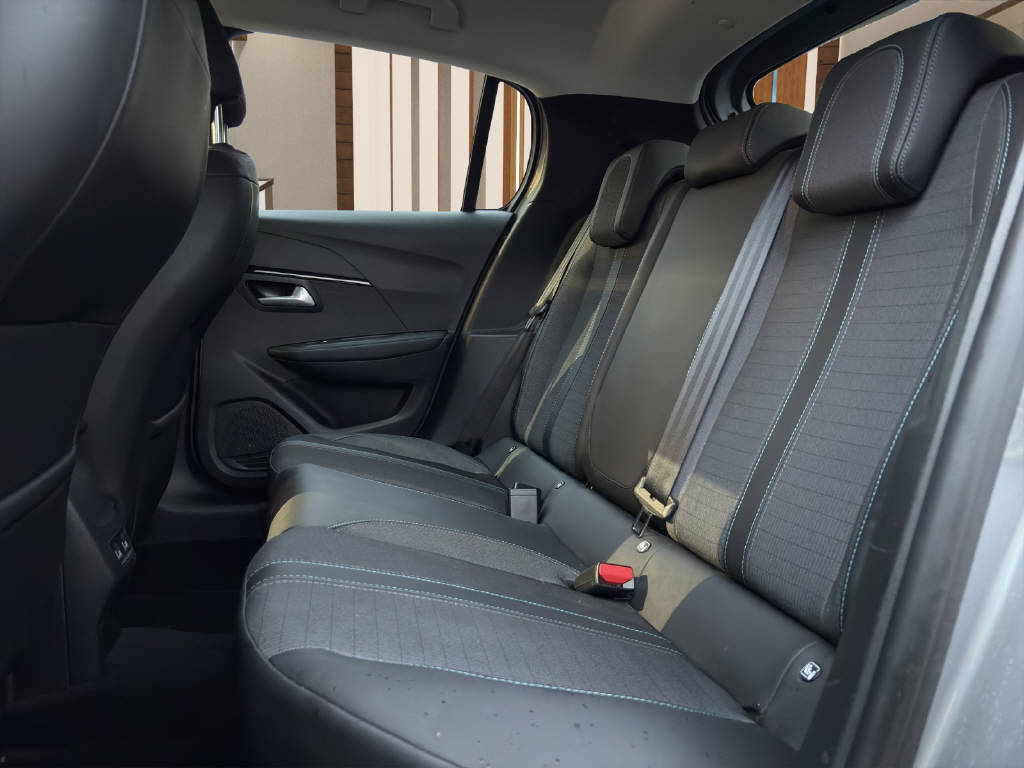 PEUGEOT 208 1.2 PureTech 130 Allure-image-12