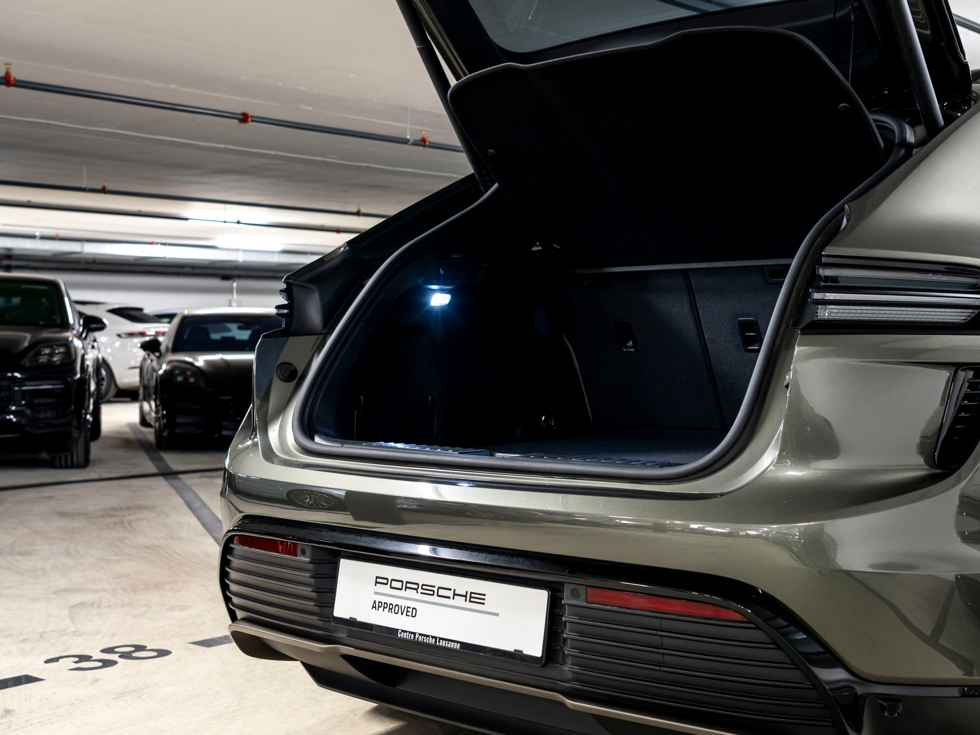 PORSCHE Macan Turbo 100kWh-image-6