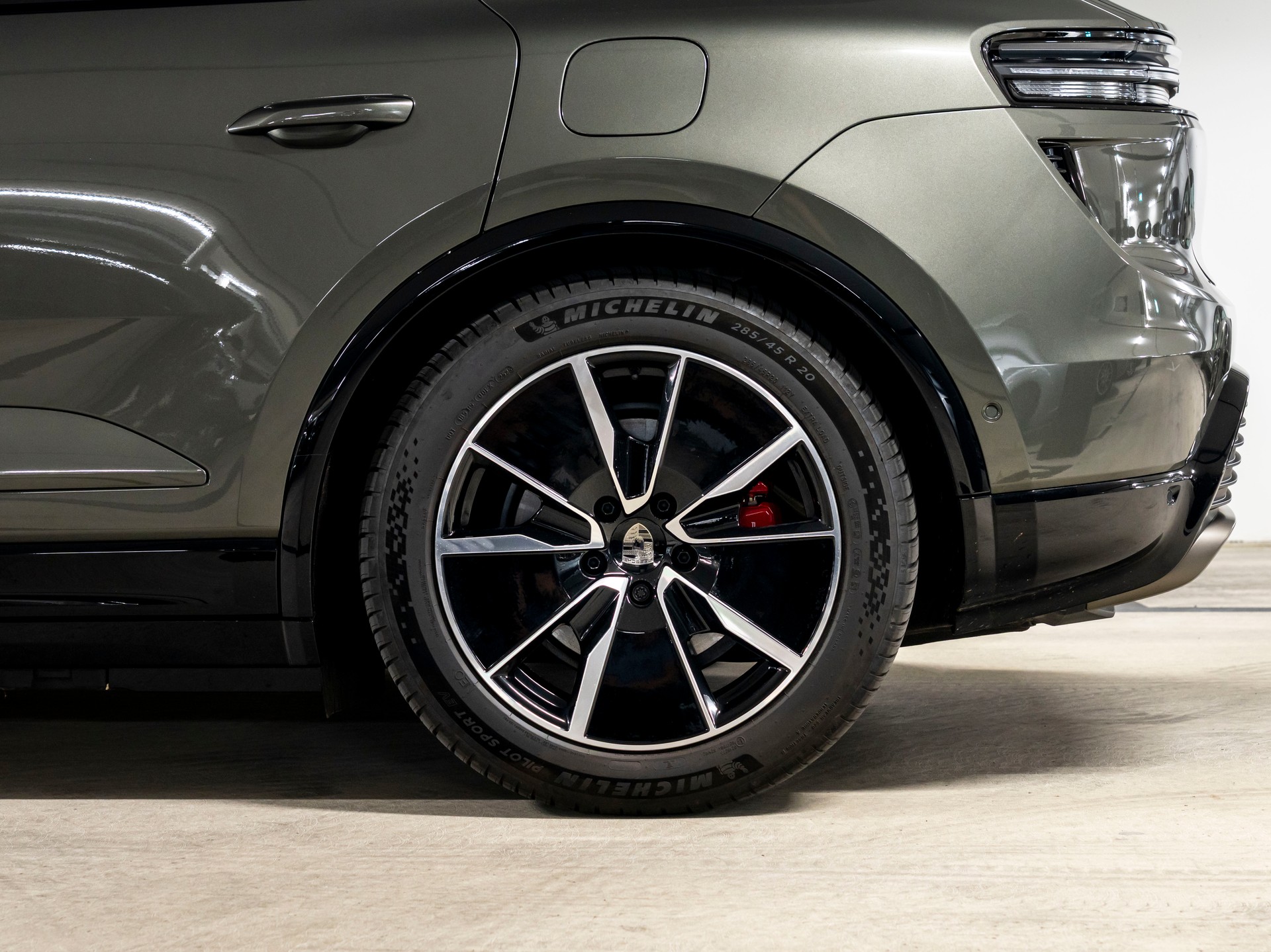PORSCHE Macan Turbo 100kWh-image-8