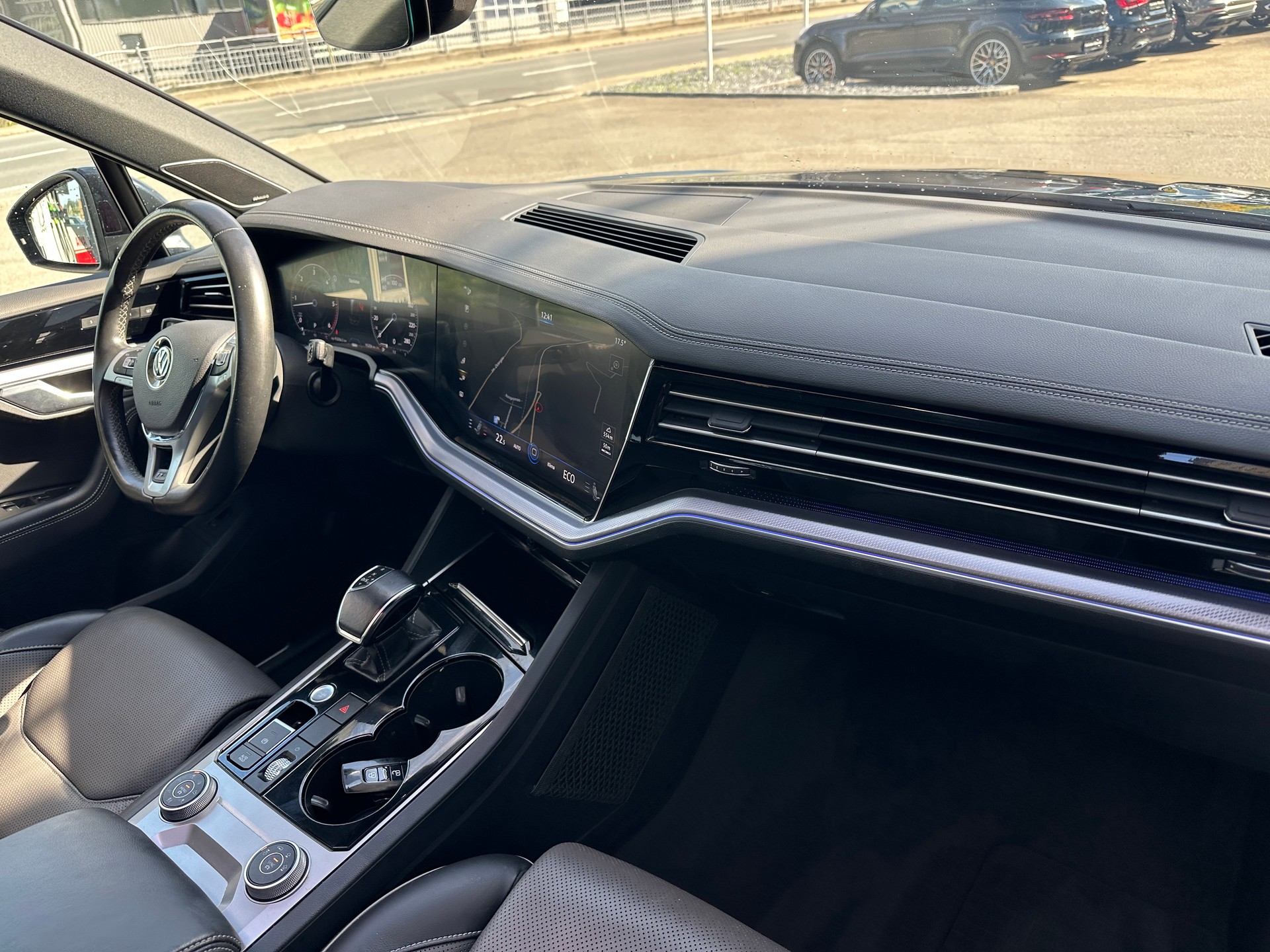 VW Touareg 3.0 TDI R Line Tiptronic-image-13