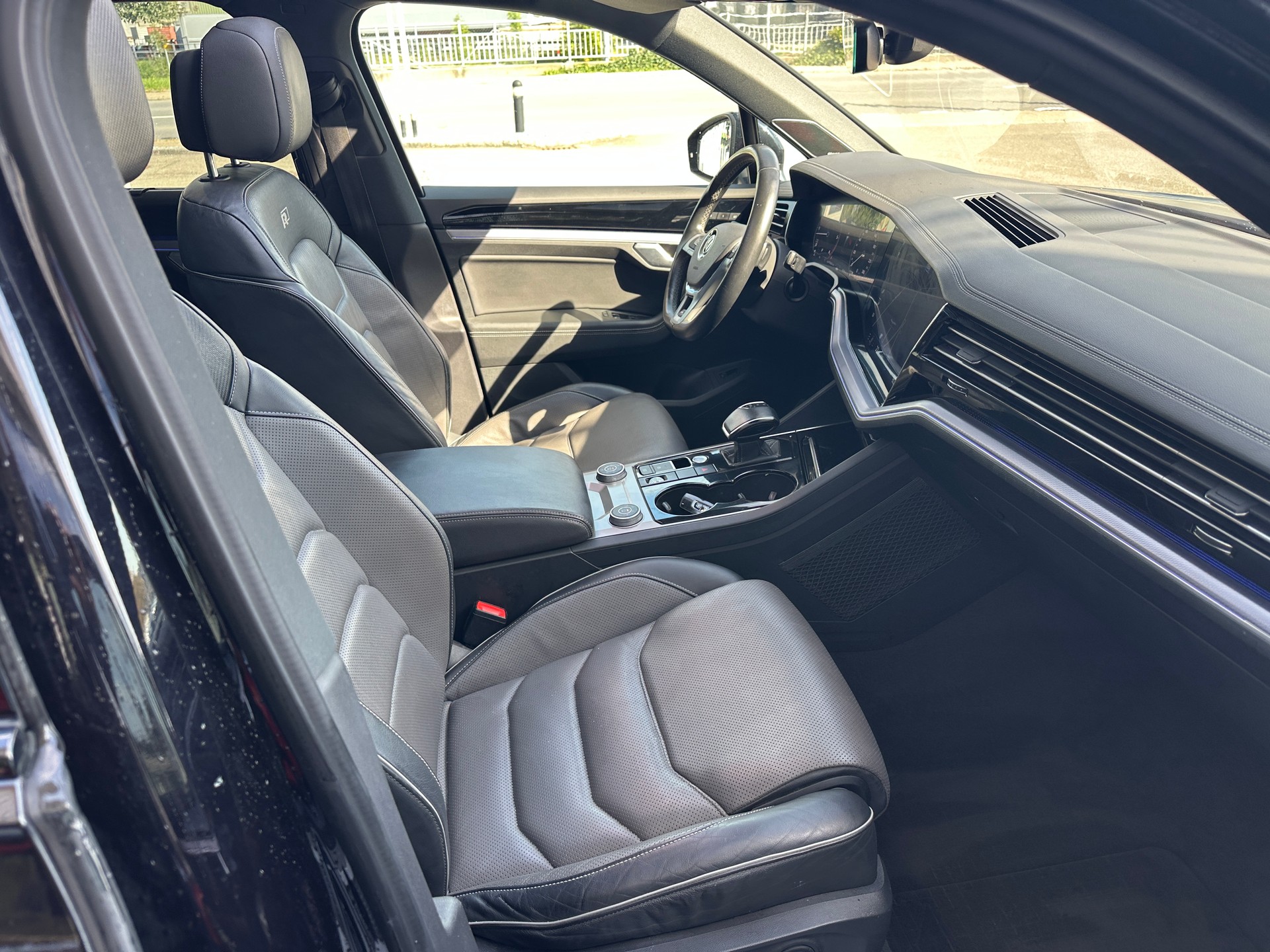 VW Touareg 3.0 TDI R Line Tiptronic-image-9