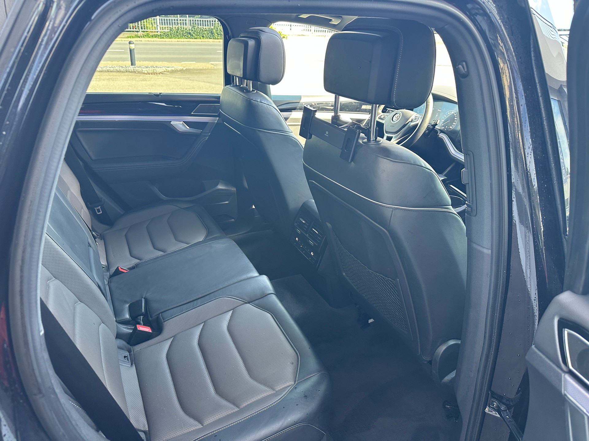 VW Touareg 3.0 TDI R Line Tiptronic-image-12
