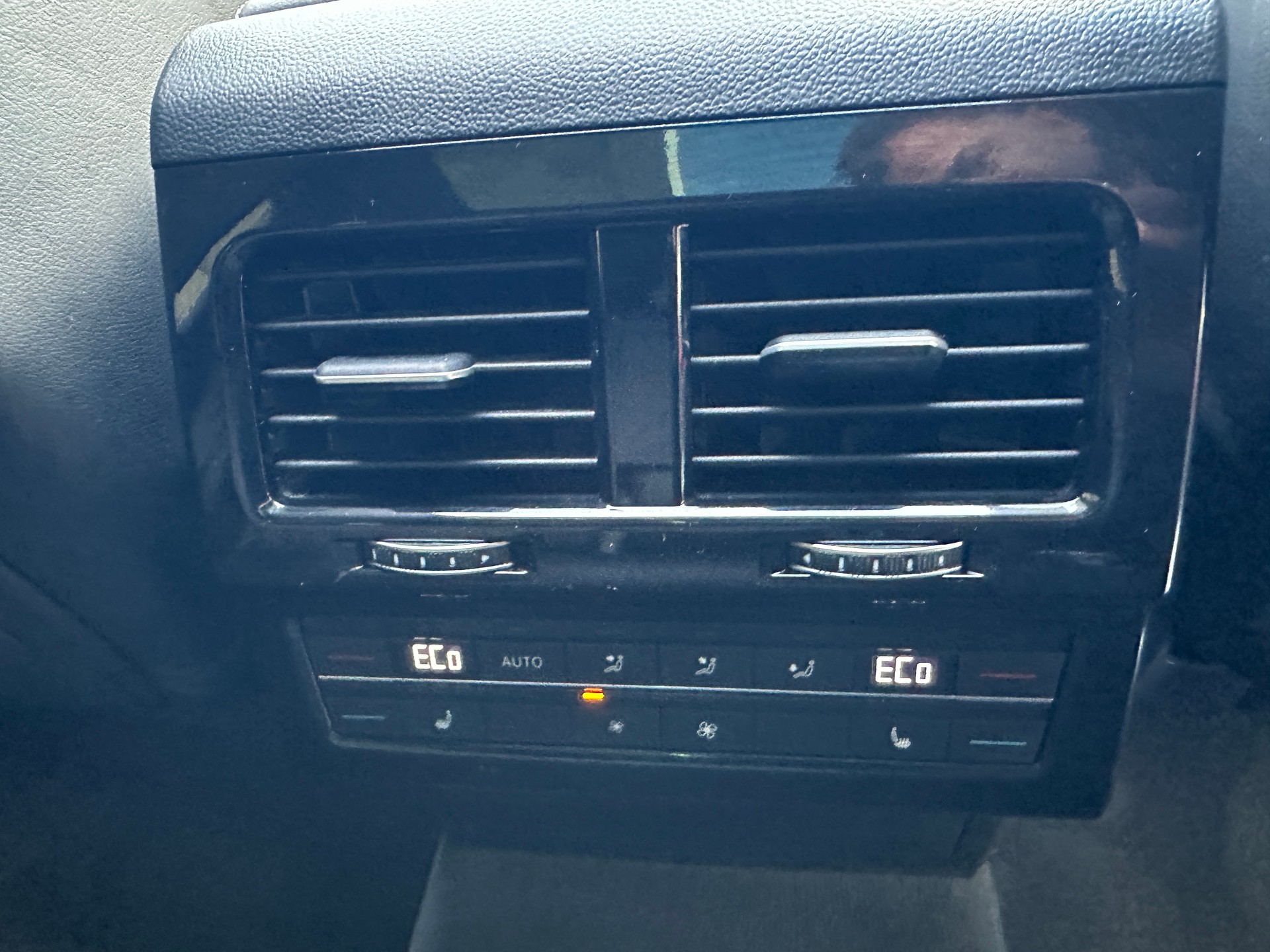 VW Touareg 3.0 TDI R Line Tiptronic-image-14