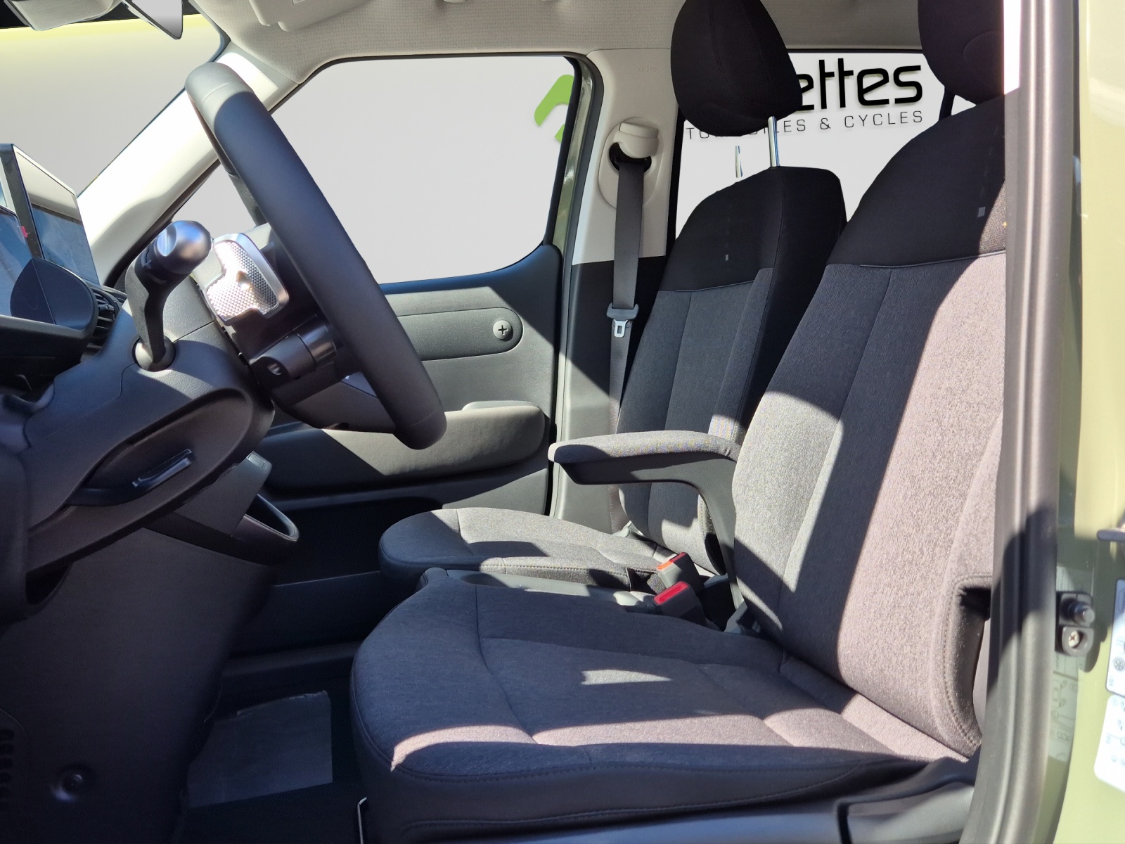 HYUNDAI Inster 49kWh Amplia-image-10