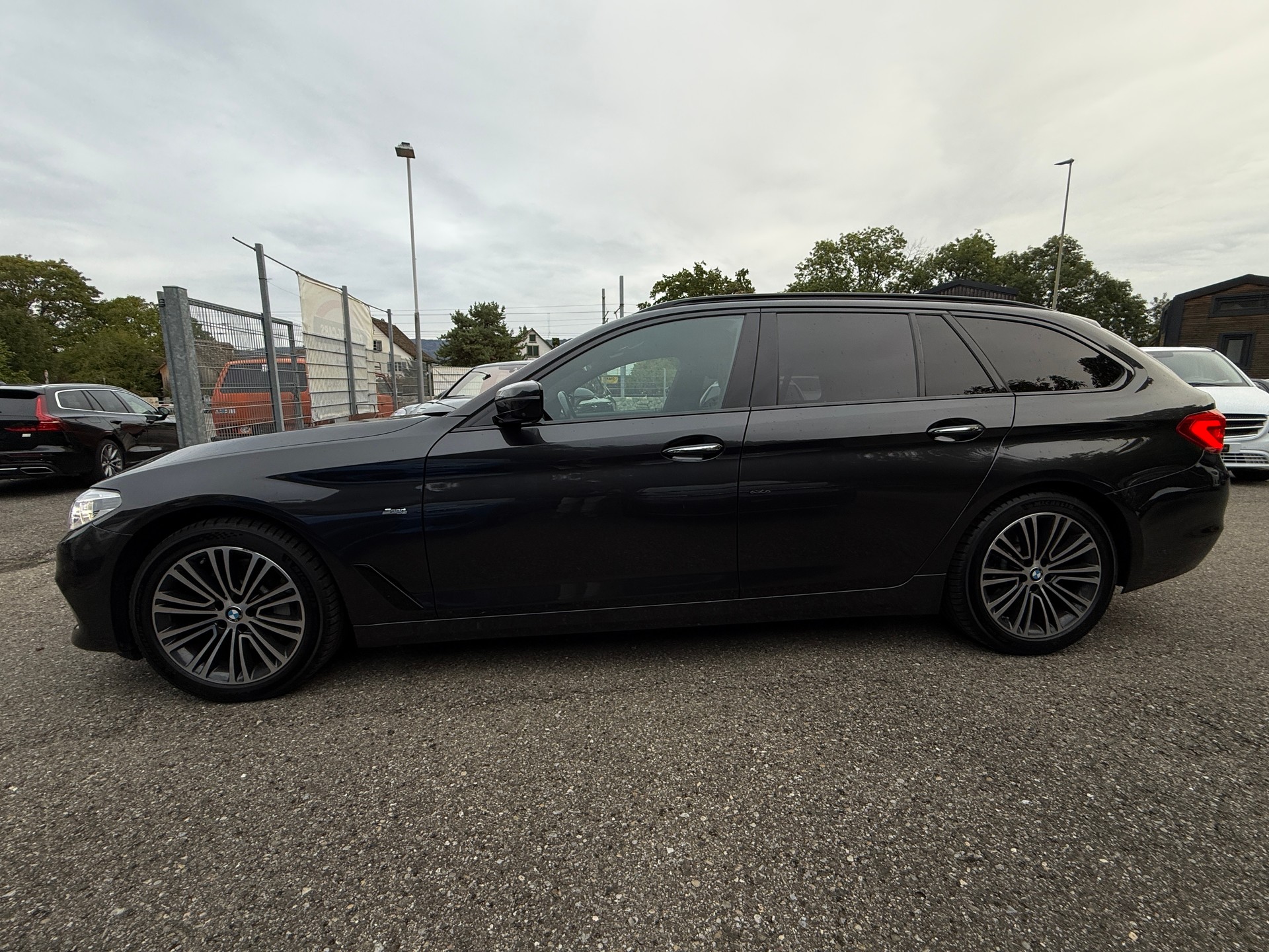 BMW 530d xDrive Touring Sport Line Steptronic*Anhängerkupplung*Soft-Close-Türen-image-2