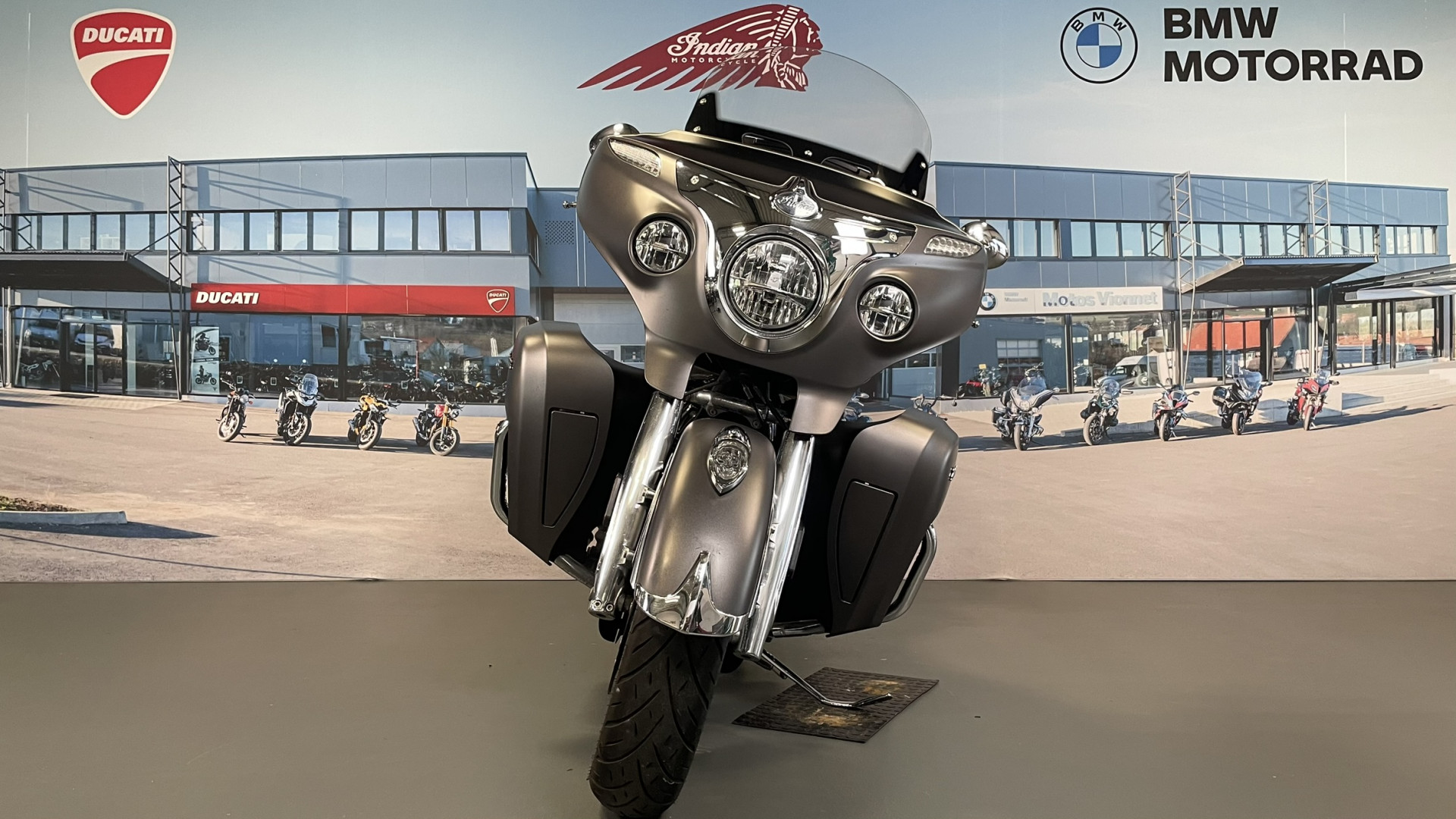 INDIAN Roadmaster-showroom-element-1