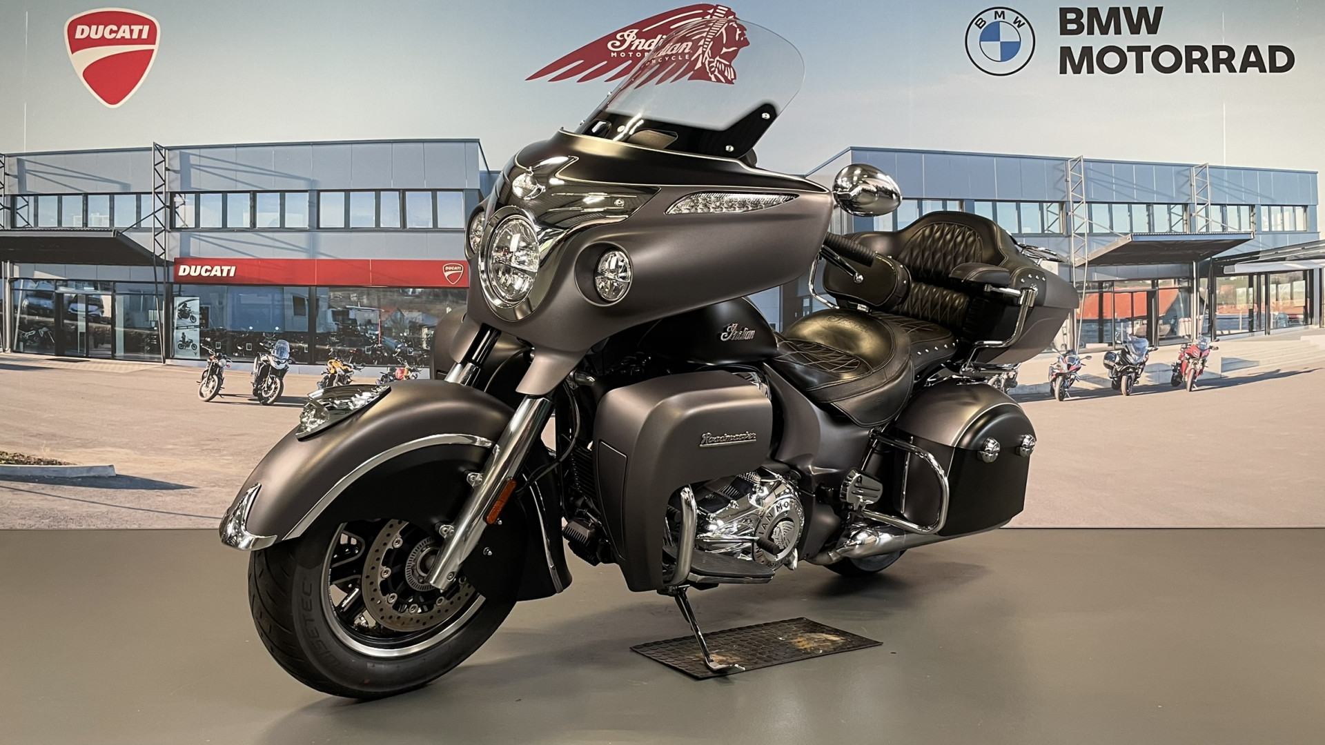 INDIAN Roadmaster-showroom-element-2