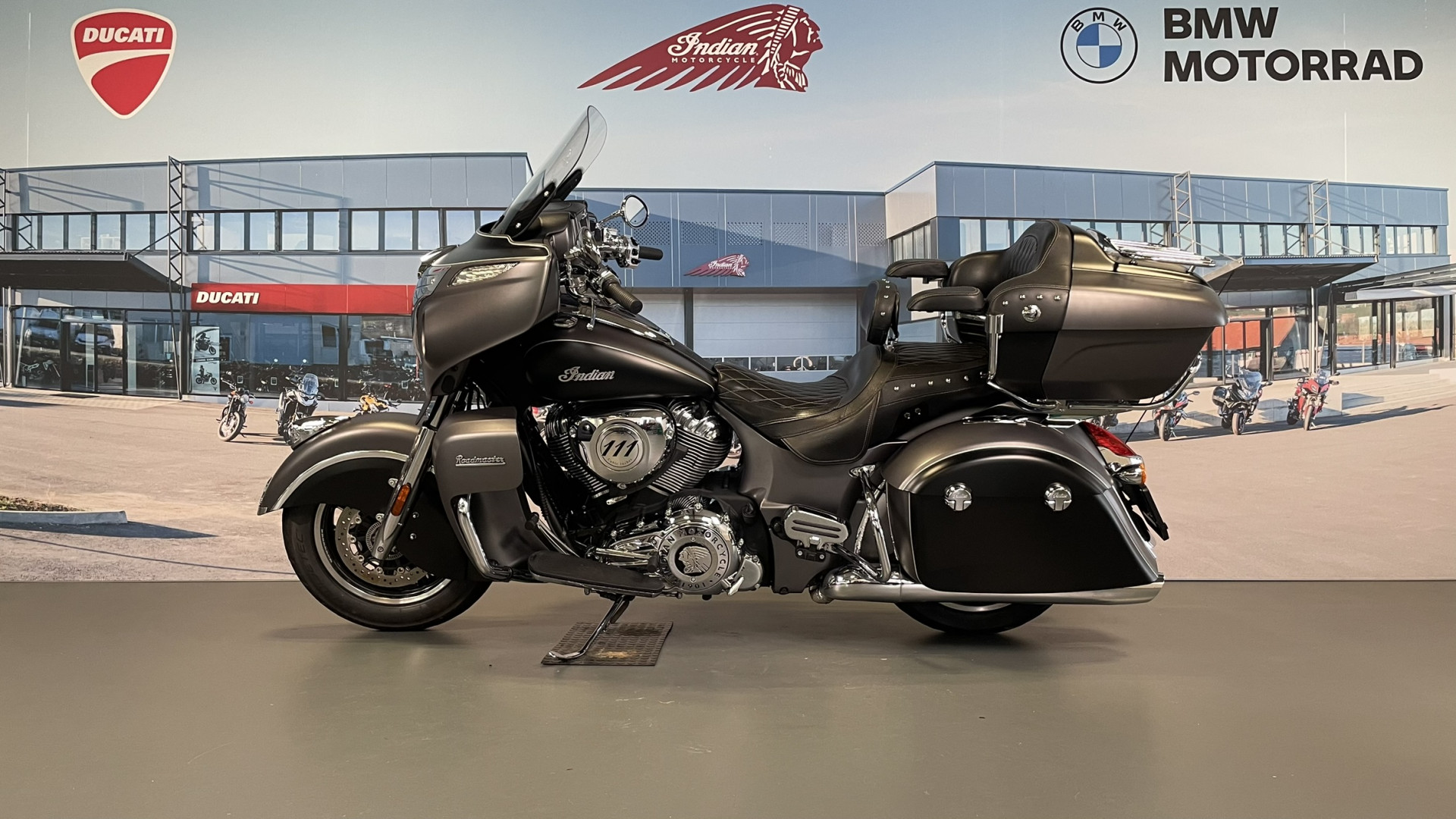 INDIAN Roadmaster-showroom-element-3