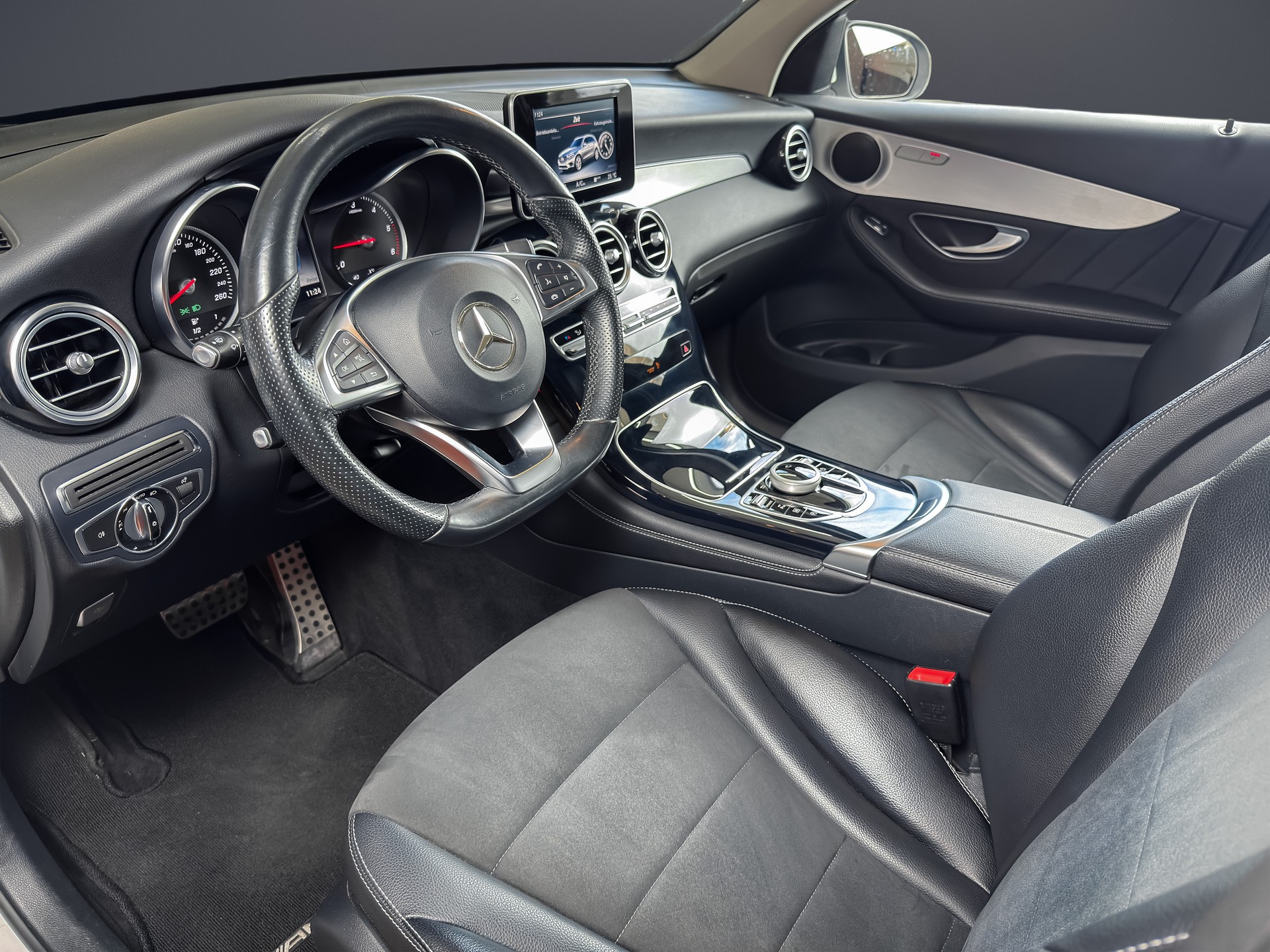 MERCEDES-BENZ GLC 250 d AMG Line 4Matic 9G-Tronic-image-13