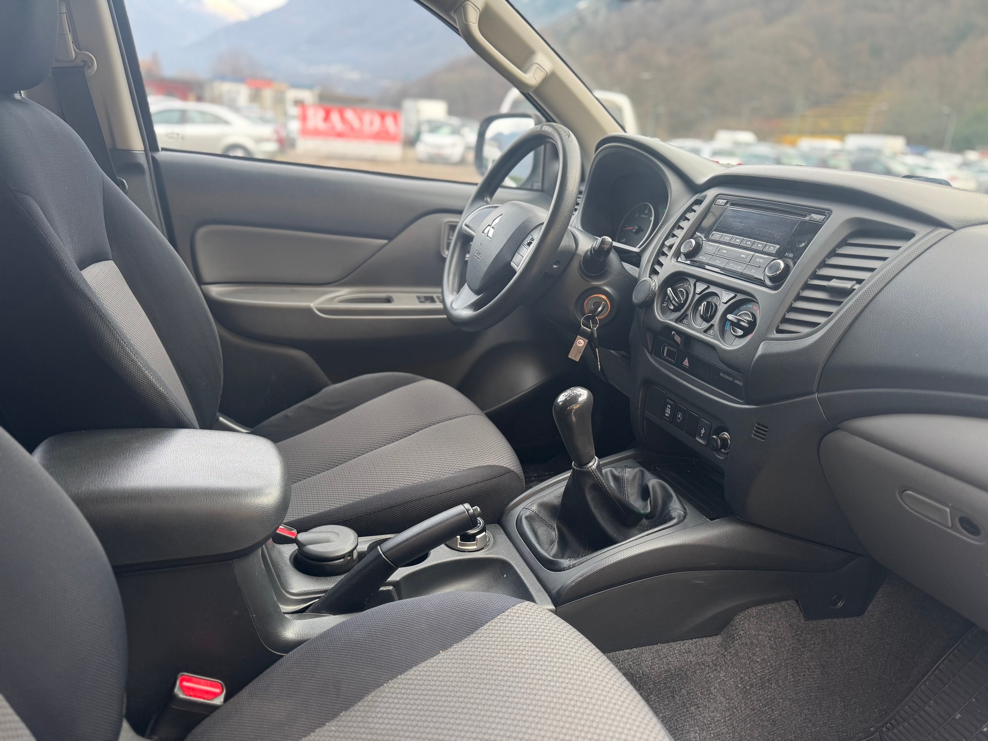 MITSUBISHI L 200 2.4 Value Double Cab-image-3