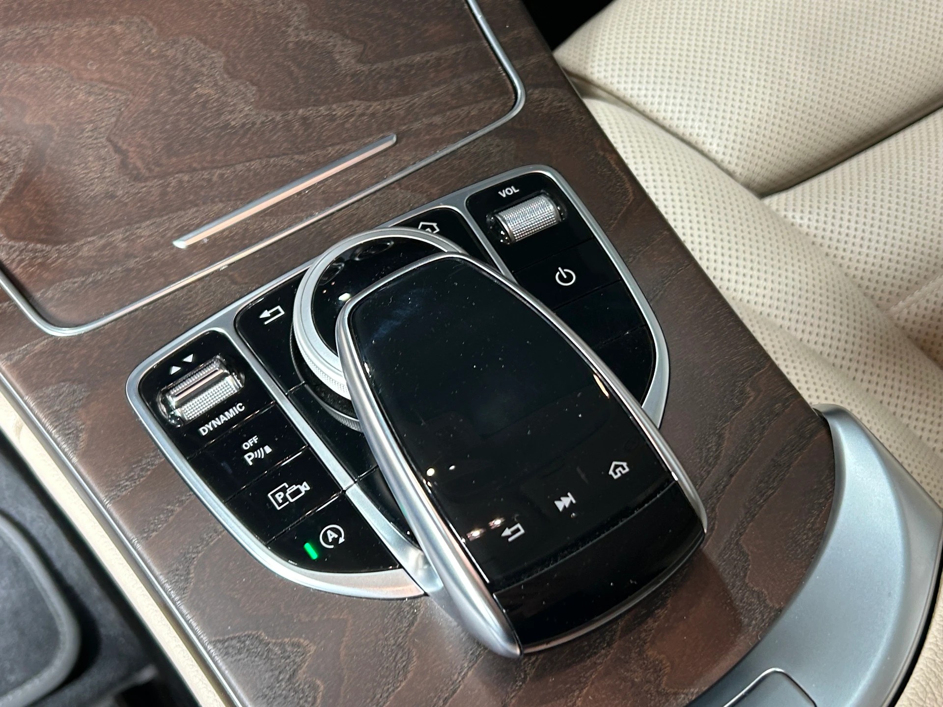 MERCEDES-BENZ C 220 d Swiss Star AMG Line 4m Kombi-image-16