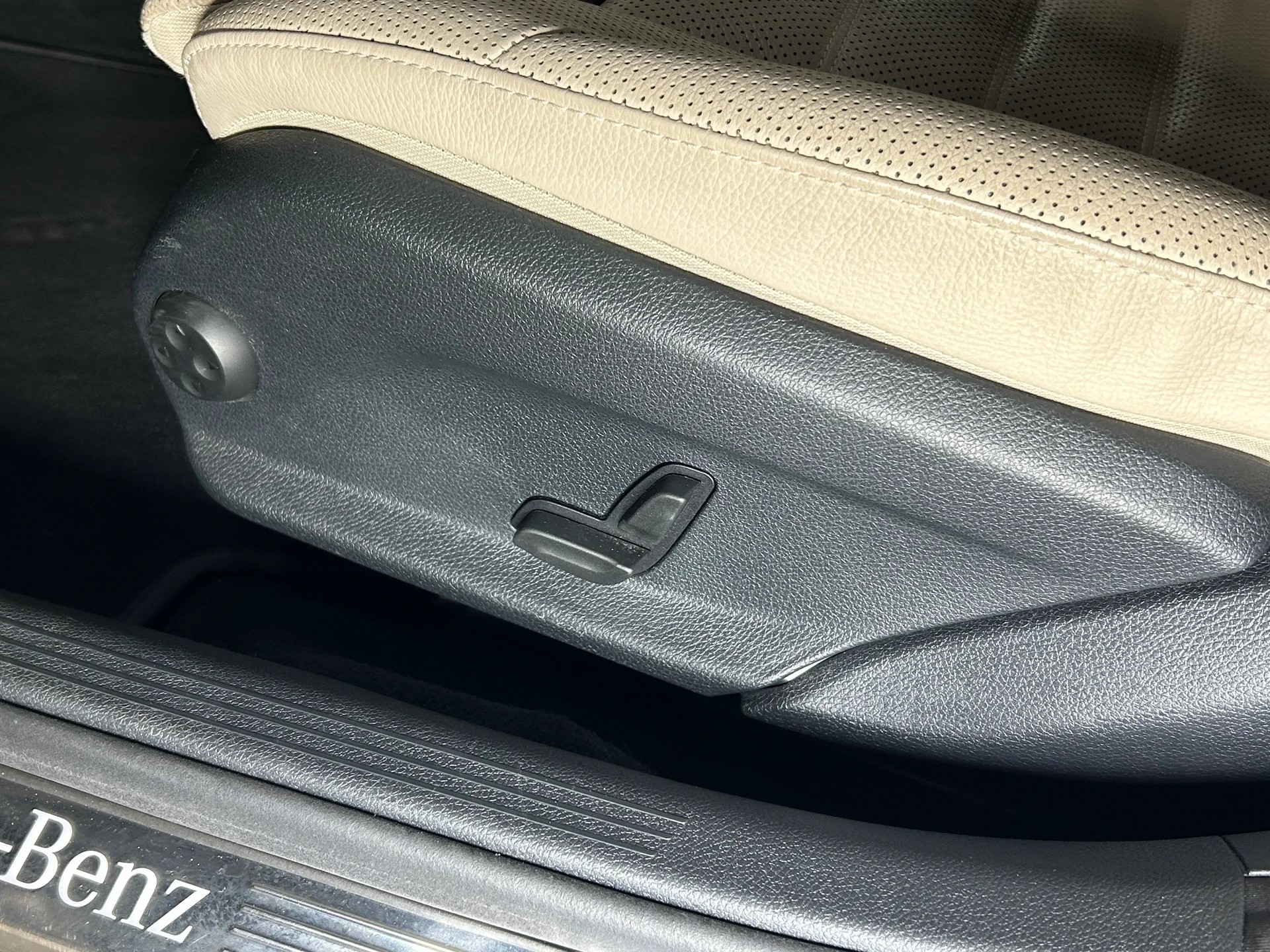 MERCEDES-BENZ C 220 d Swiss Star AMG Line 4m Kombi-image-19