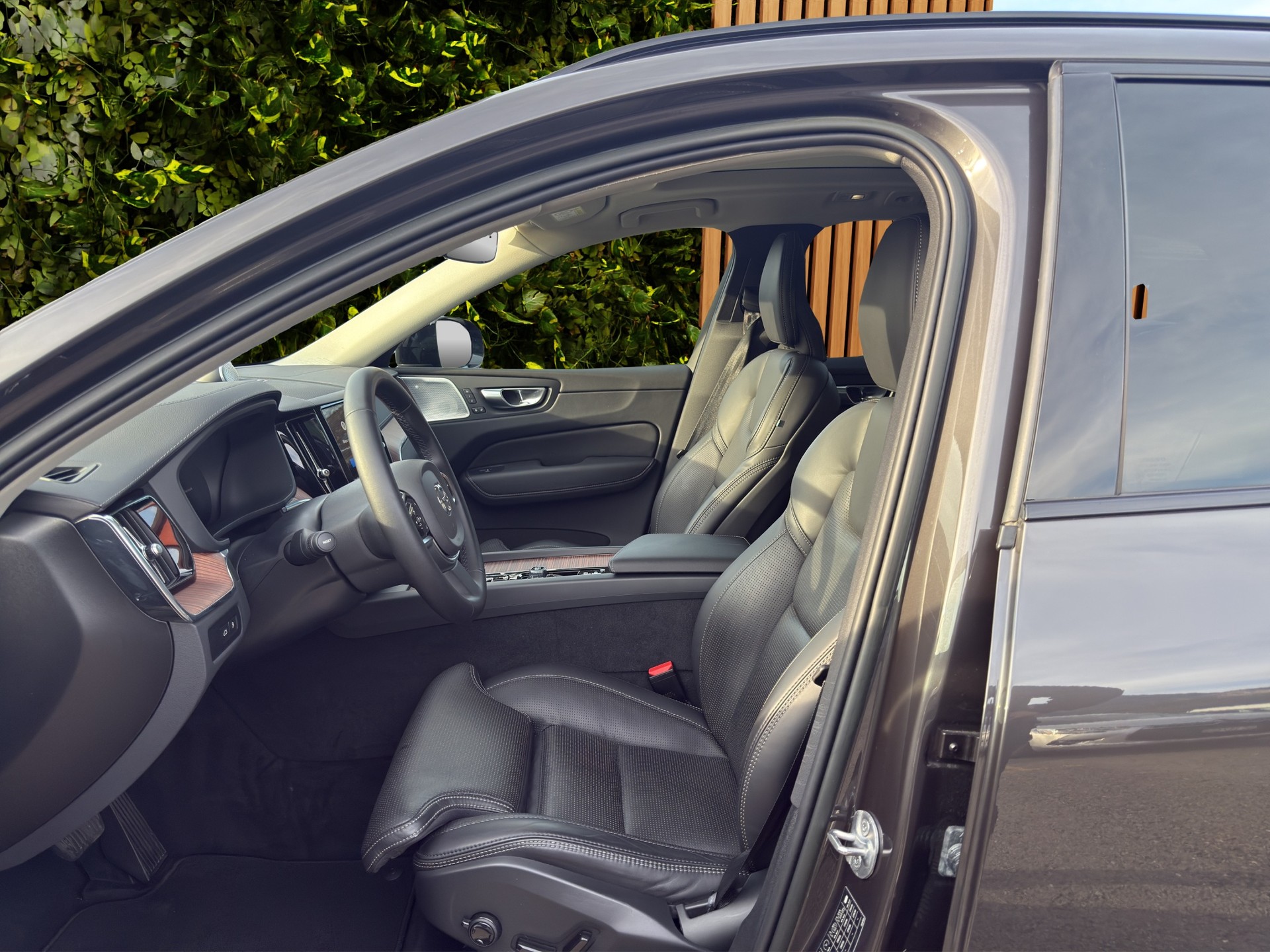 VOLVO XC60 2.0 T8 TE Ultimate Dark eAWD-image-8