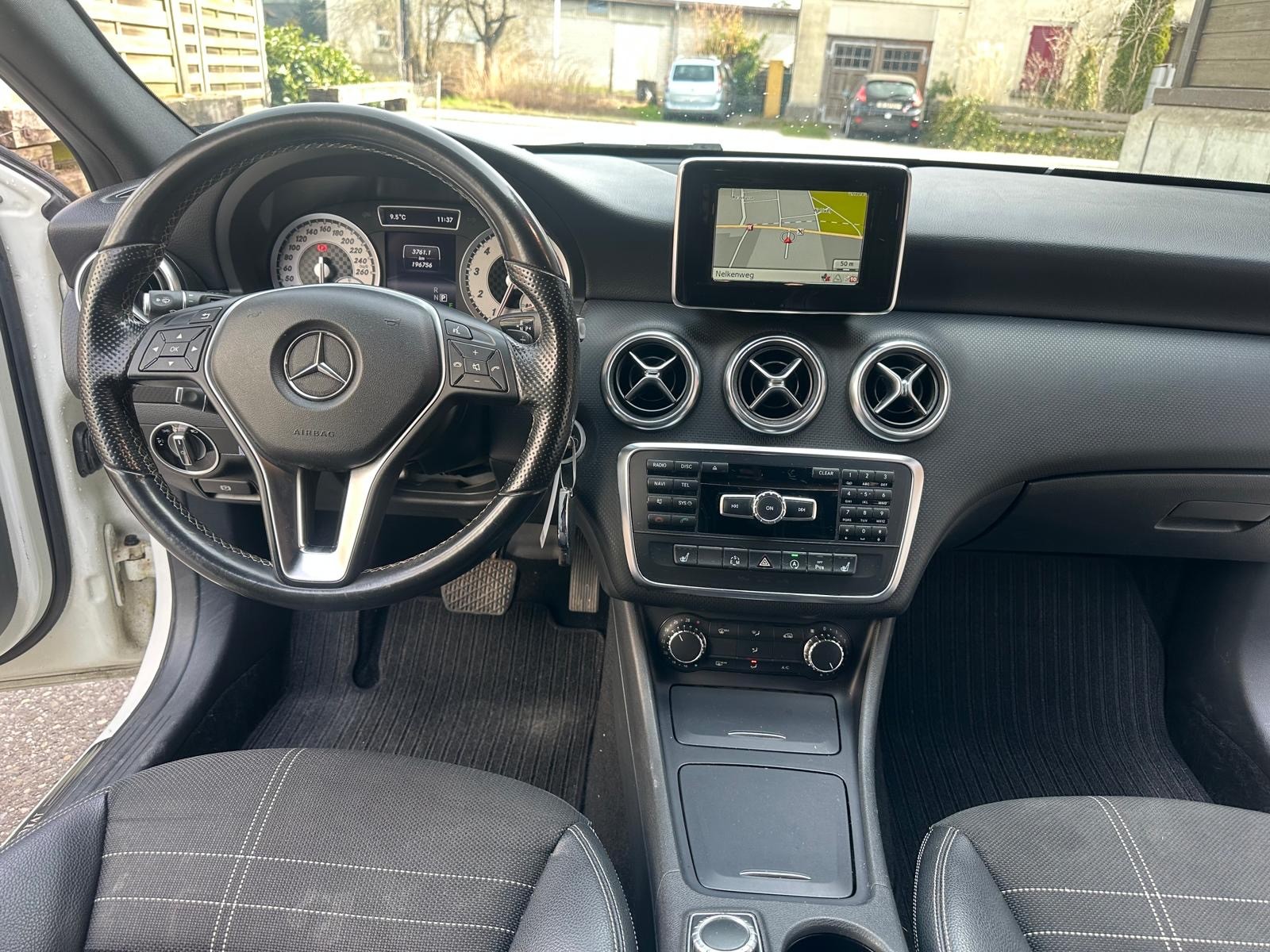 MERCEDES-BENZ A 200 Urban 7G-DCT-image-7