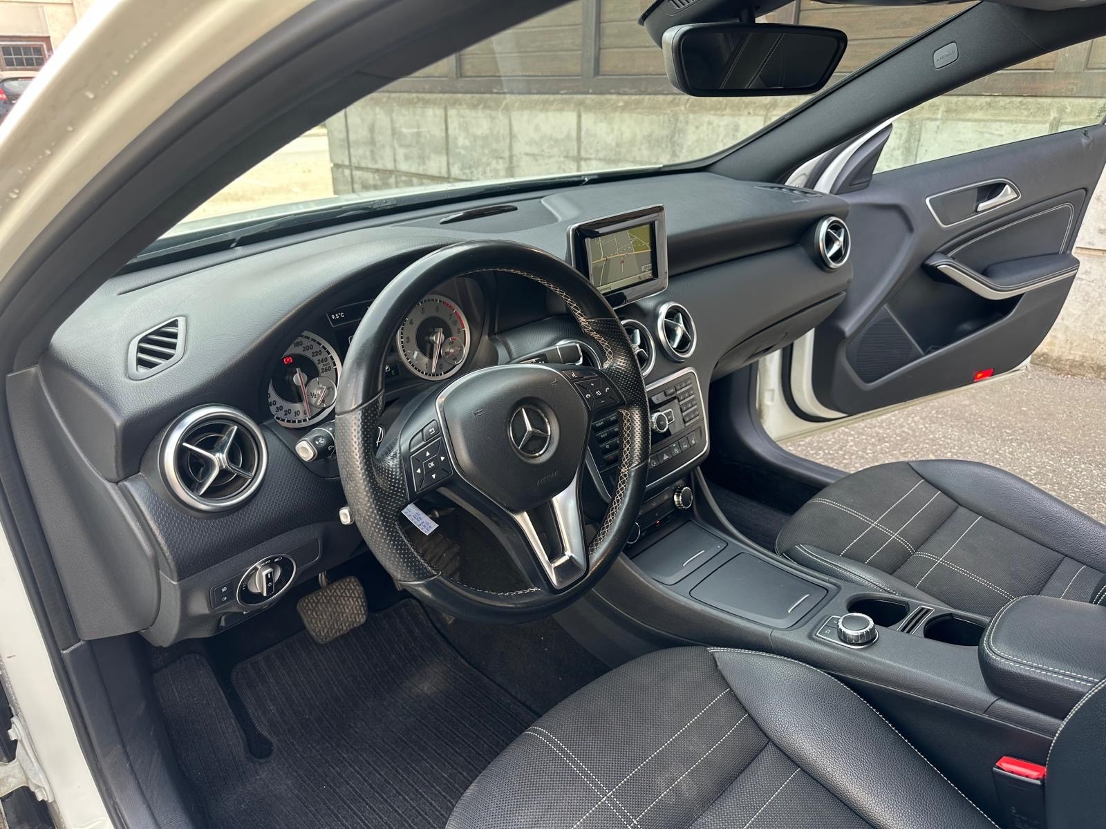 MERCEDES-BENZ A 200 Urban 7G-DCT-image-8