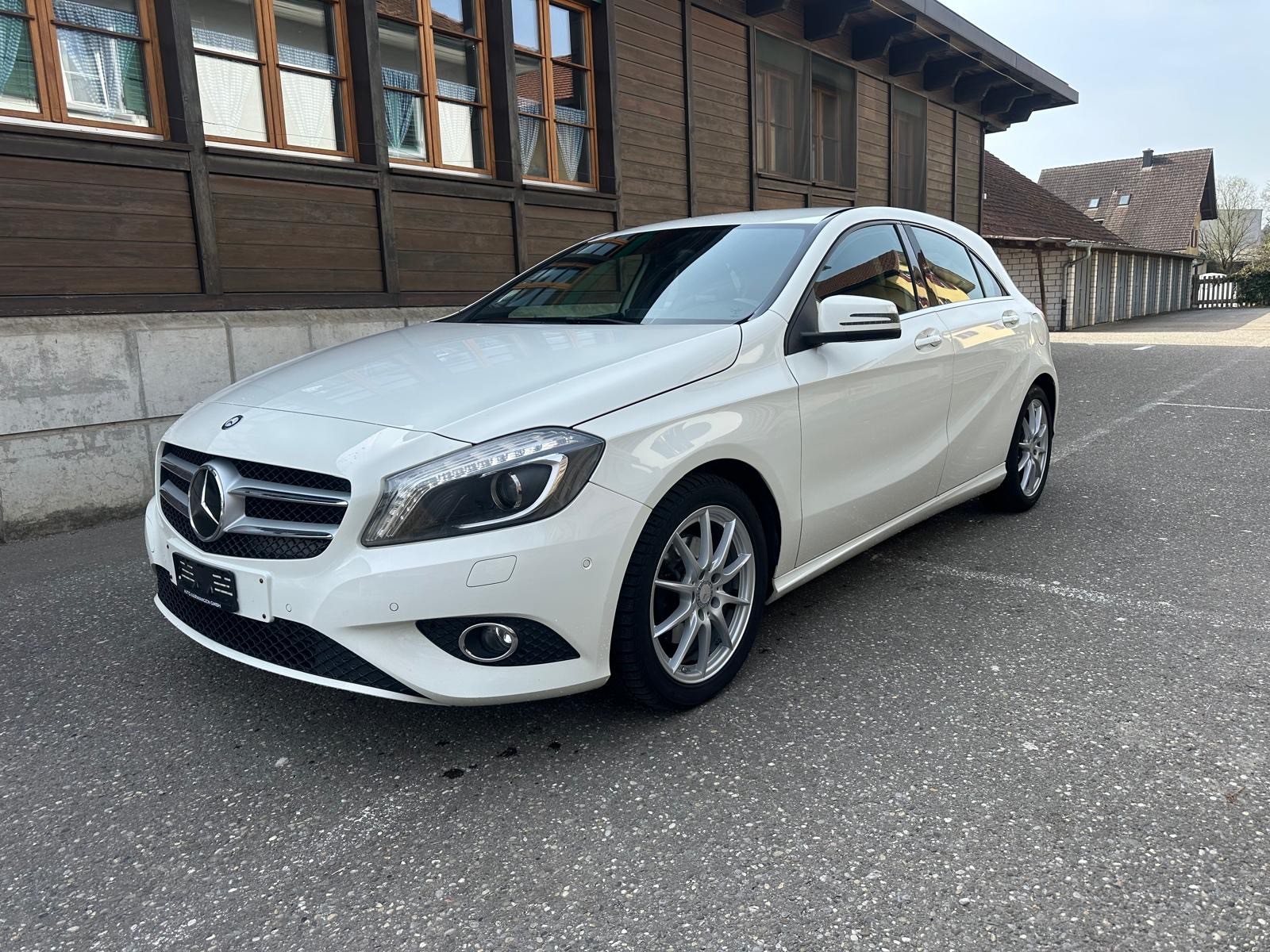 MERCEDES-BENZ A 200 Urban 7G-DCT-image-1