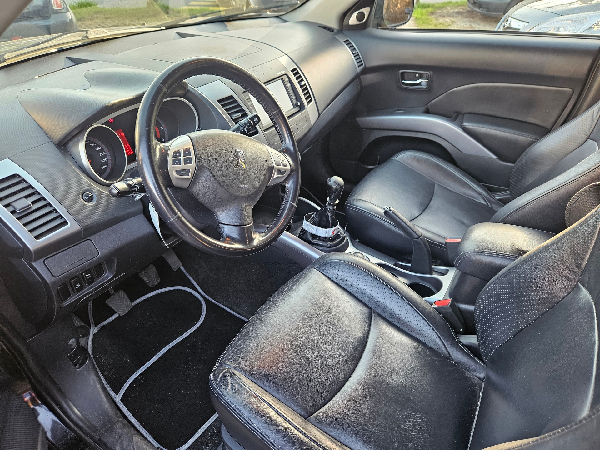 PEUGEOT 4007 2.2 HDi Platinum Edition-image-9