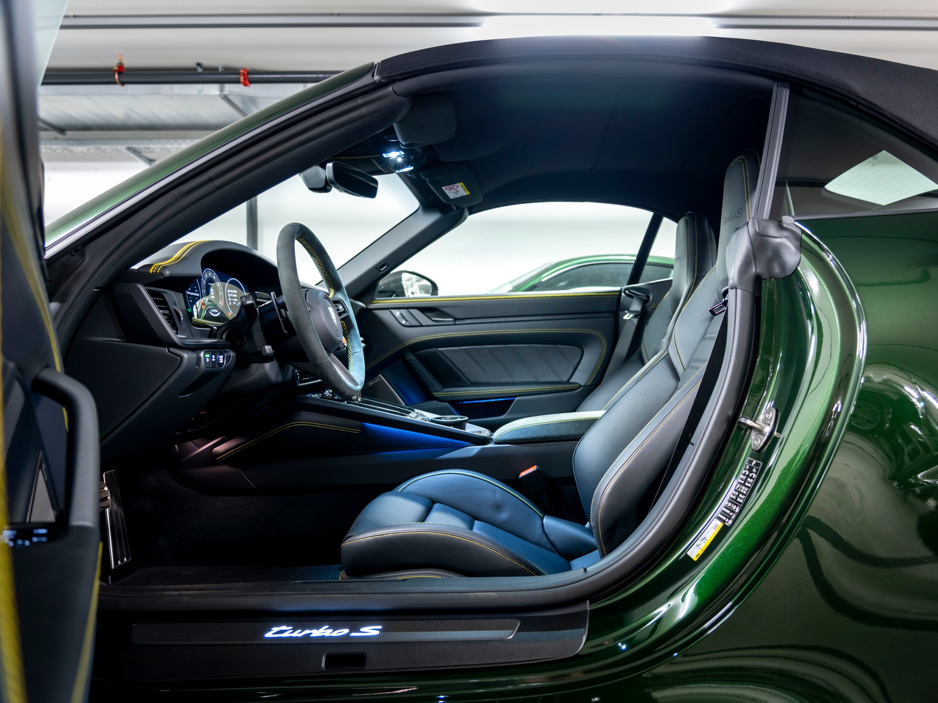 PORSCHE 911 Turbo S Cabriolet PDK-image-14