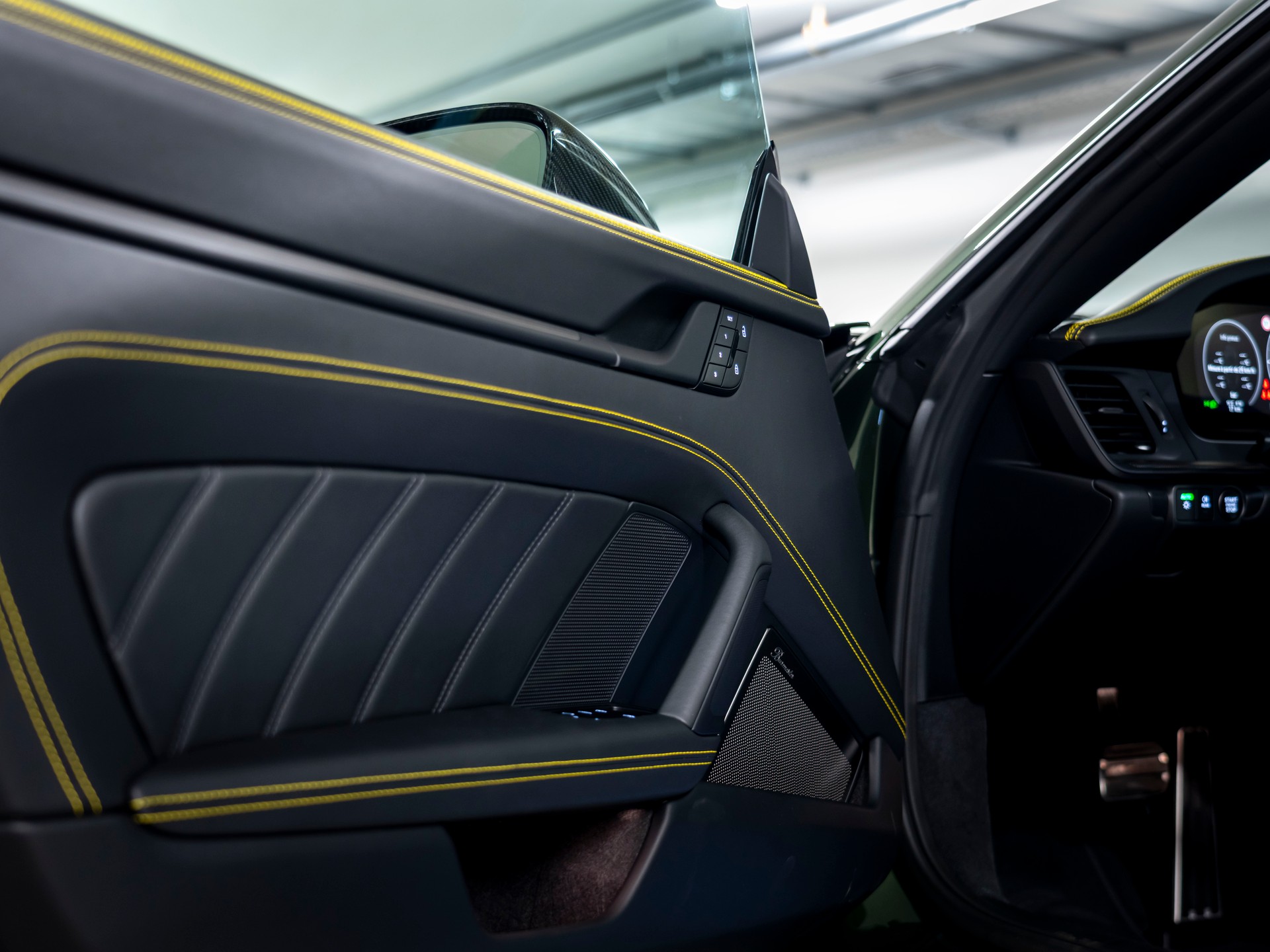 PORSCHE 911 Turbo S Cabriolet PDK-image-18