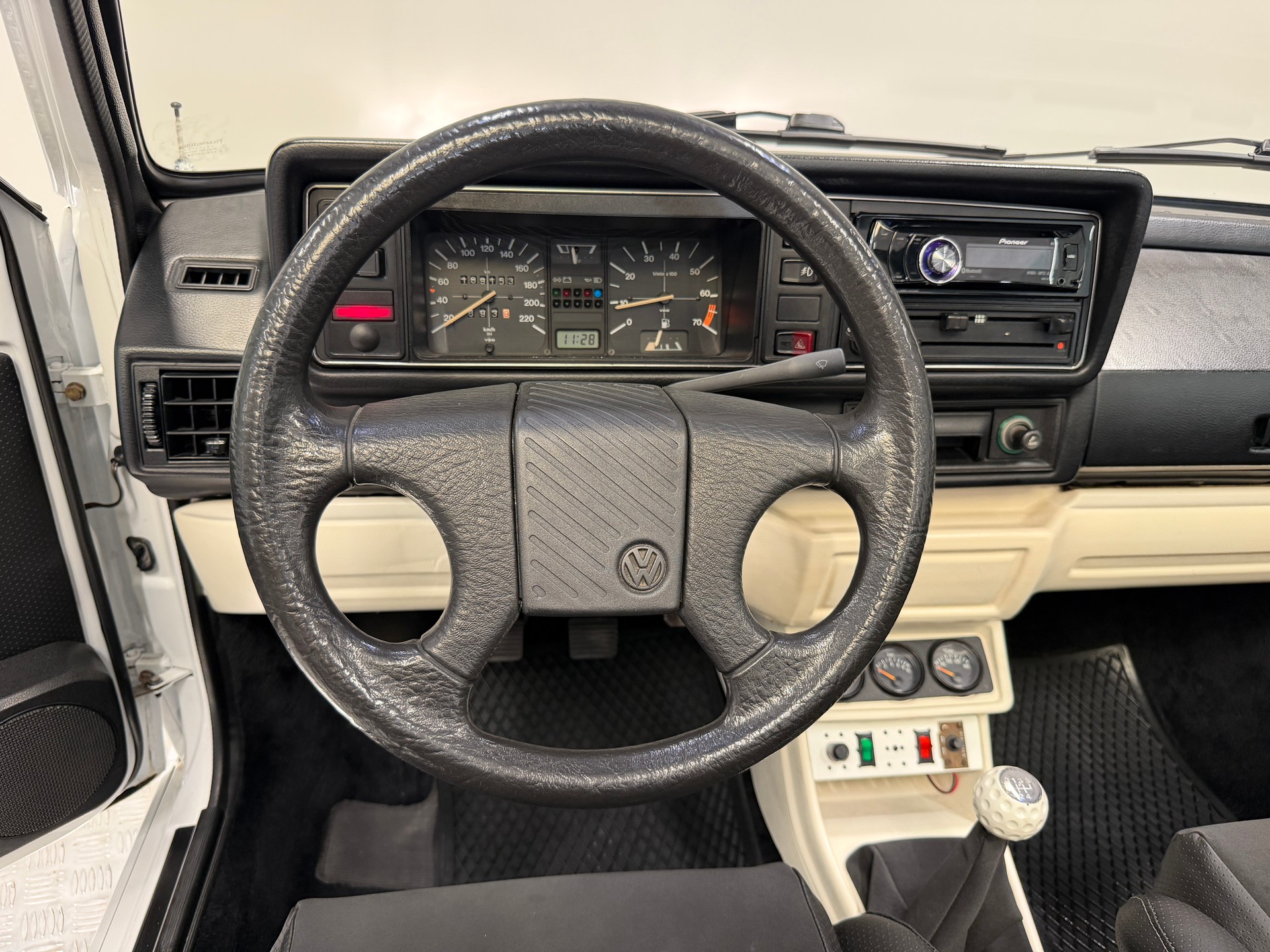 VW Cabrio-image-17