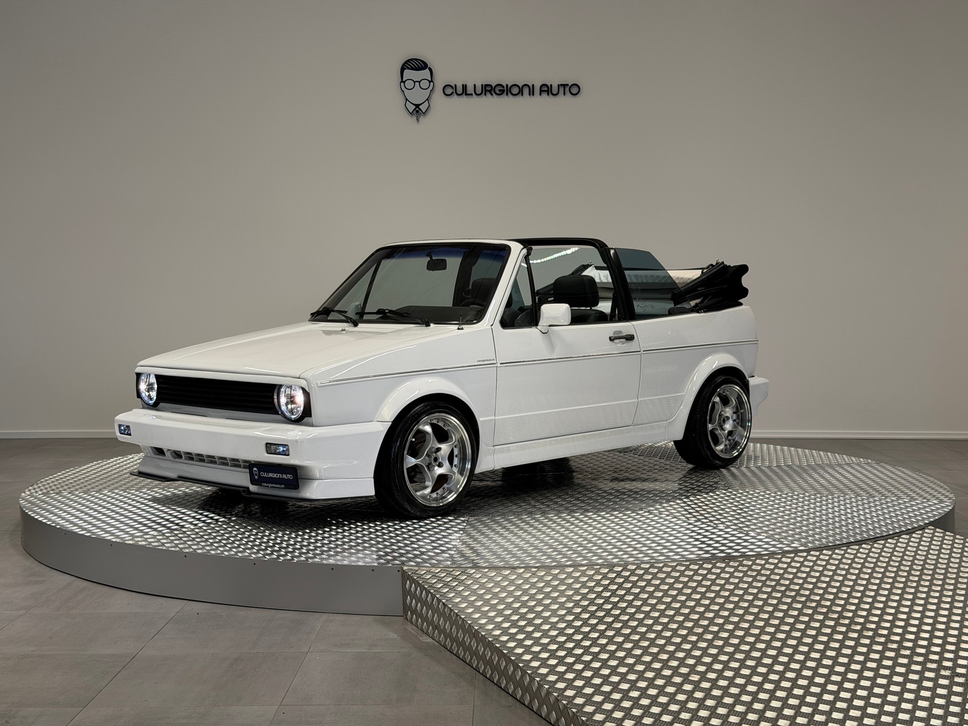 VW Cabrio-showroom-element-1