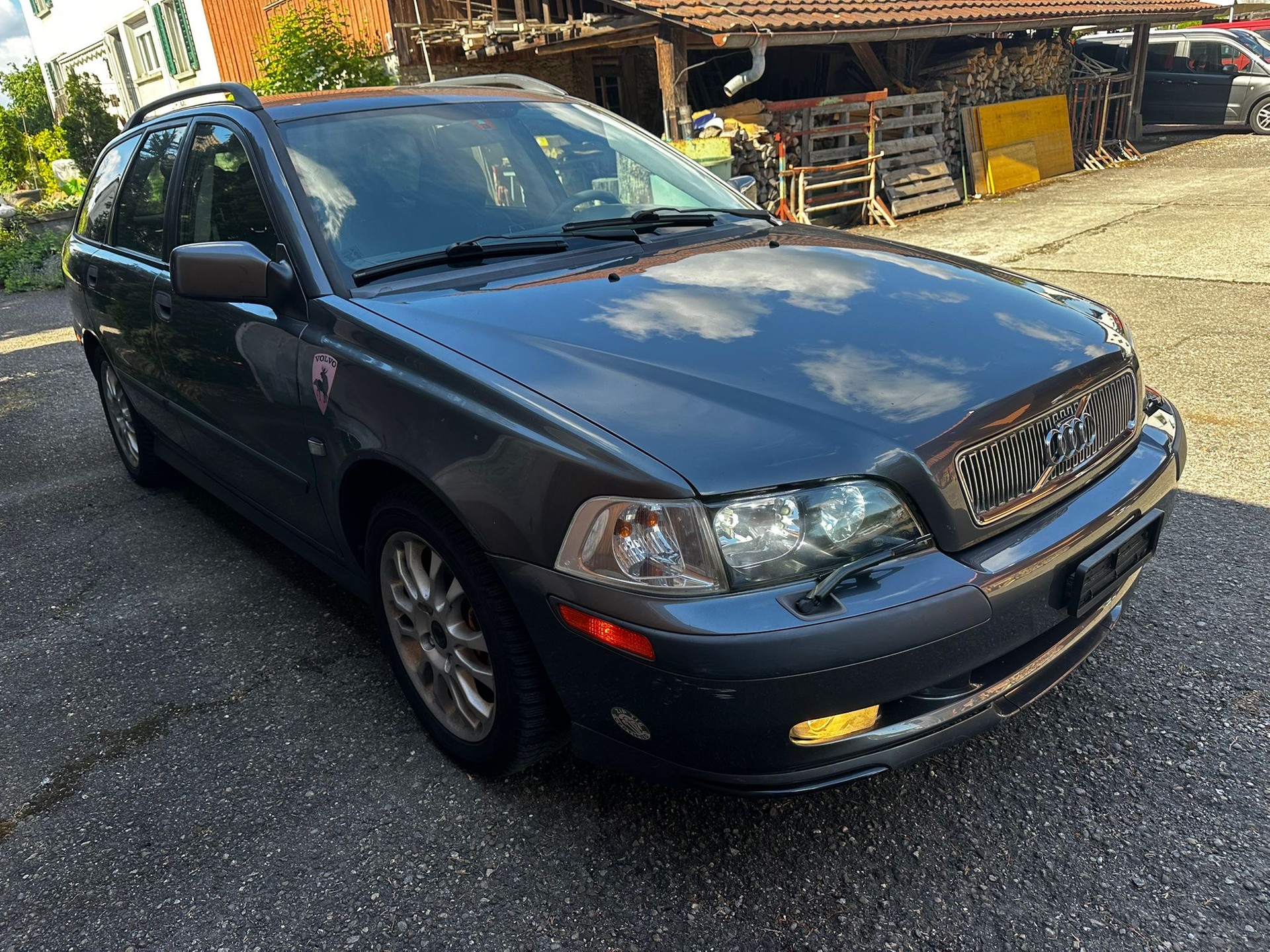 VOLVO V40 2.0T-image-1