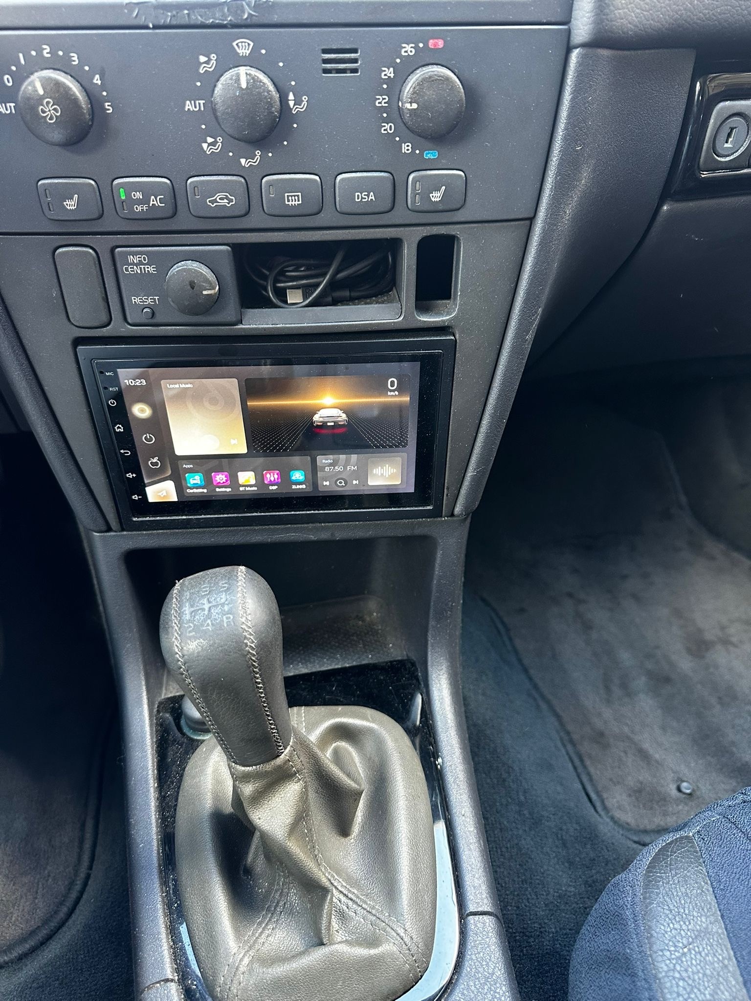 VOLVO V40 2.0T-image-7