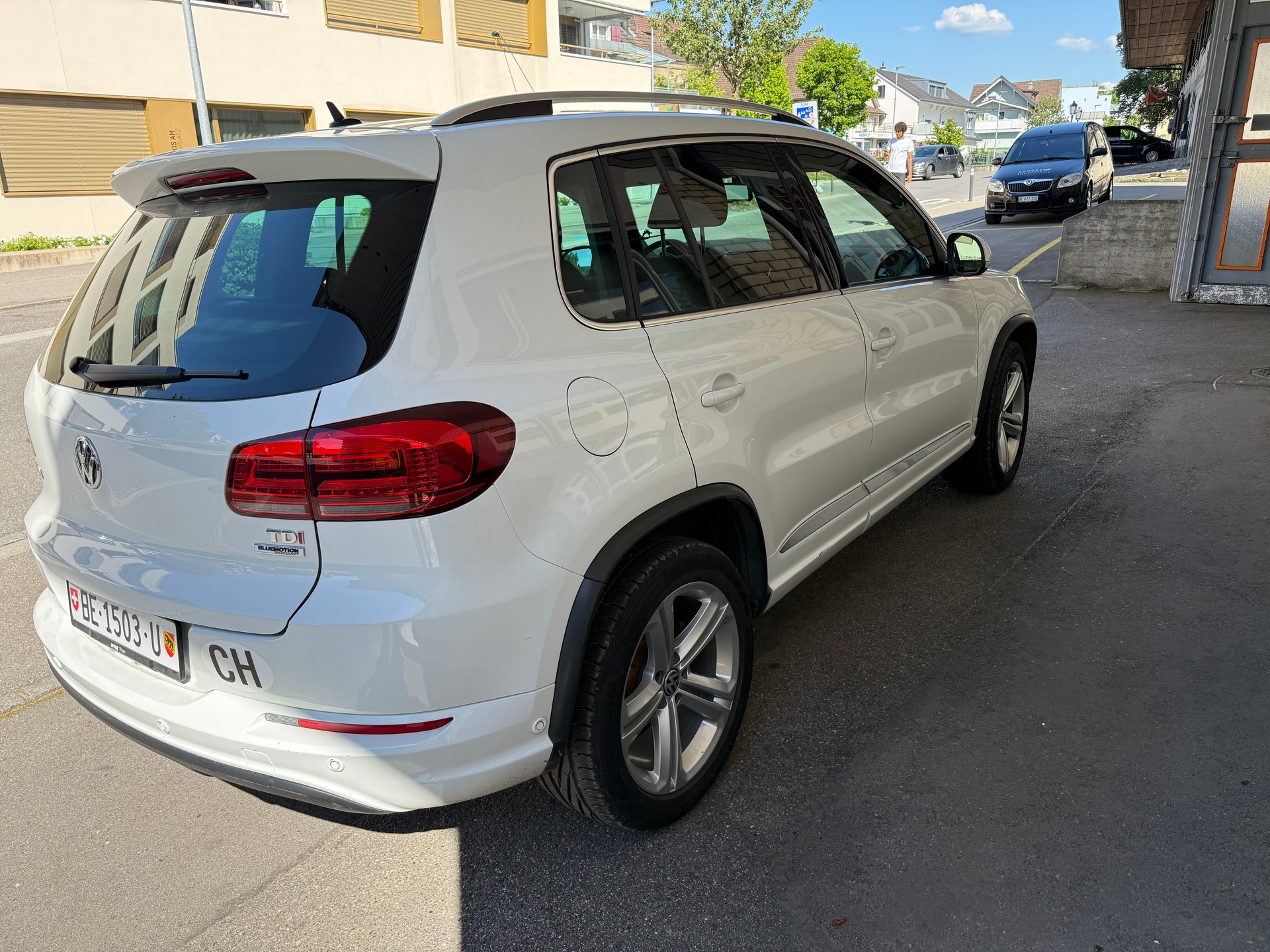 VW Tiguan 2.0 TDI BMT R-Line Design 4x2-image-5