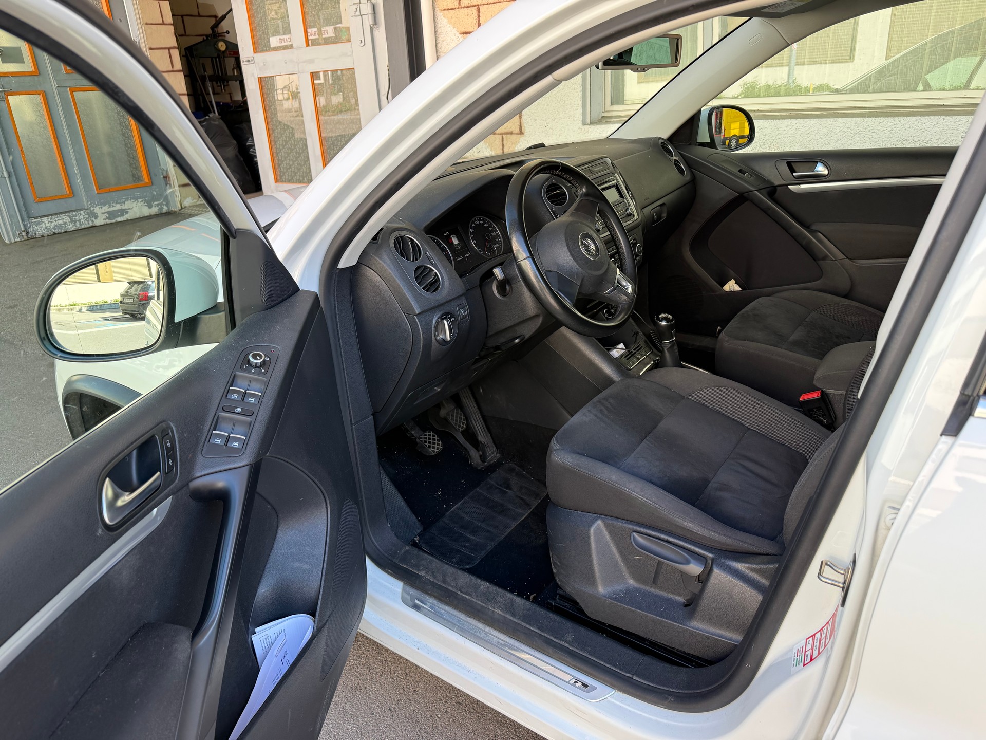 VW Tiguan 2.0 TDI BMT R-Line Design 4x2-image-6