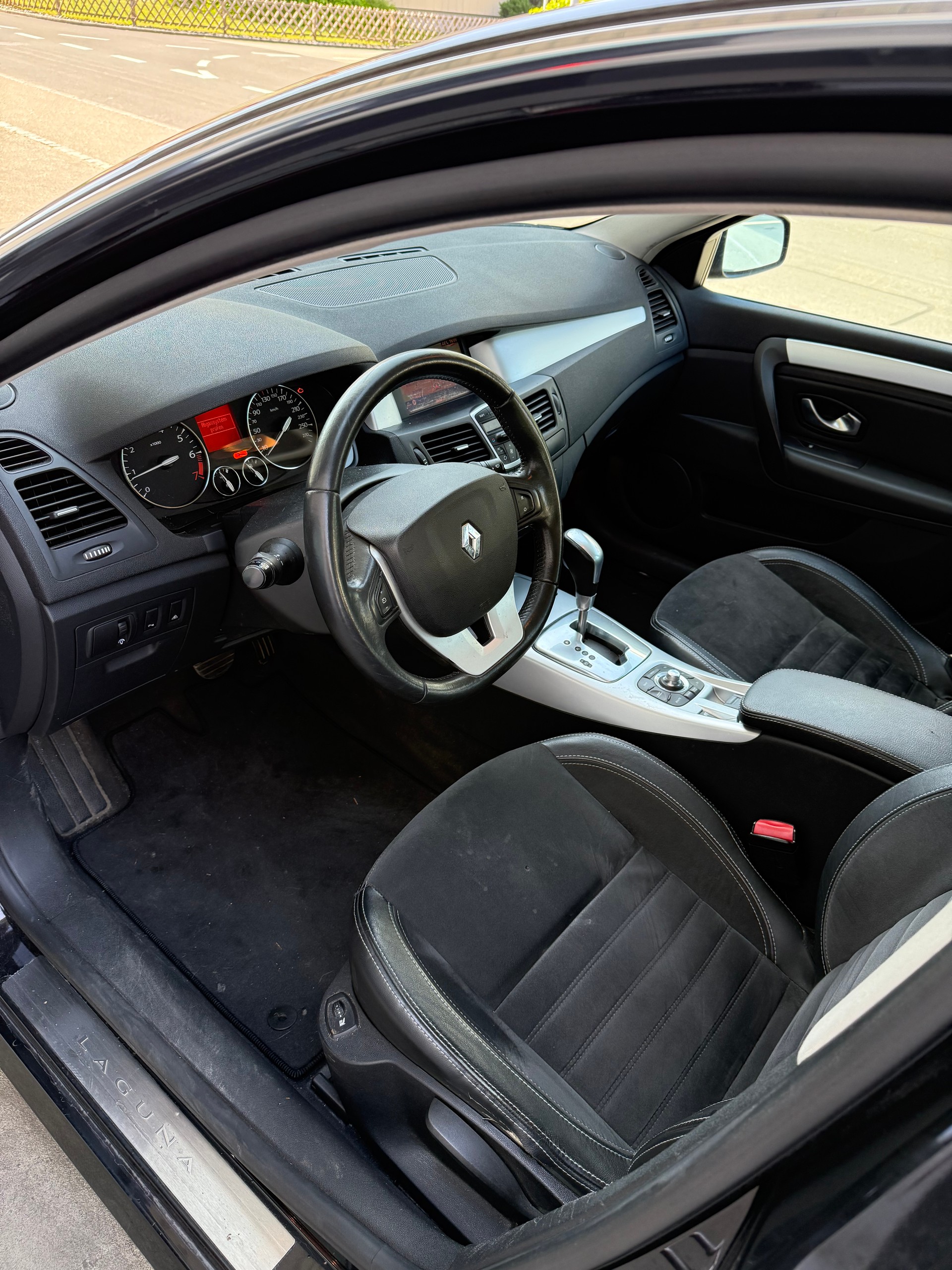 RENAULT Laguna Grandtour 2.0 16V T Initiale Automatic-image-8